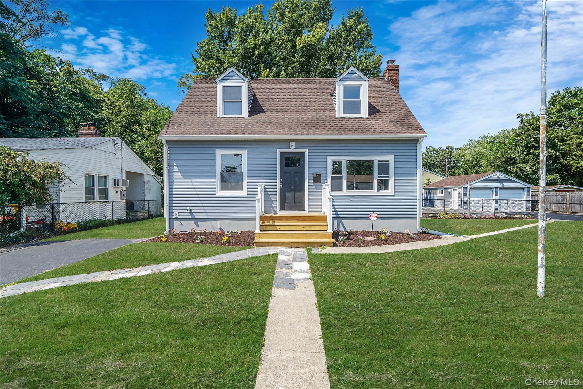 #1 photo, 18 Jefferson Avenue, सफ़ोक काउंटी Brentwood , NY 11717