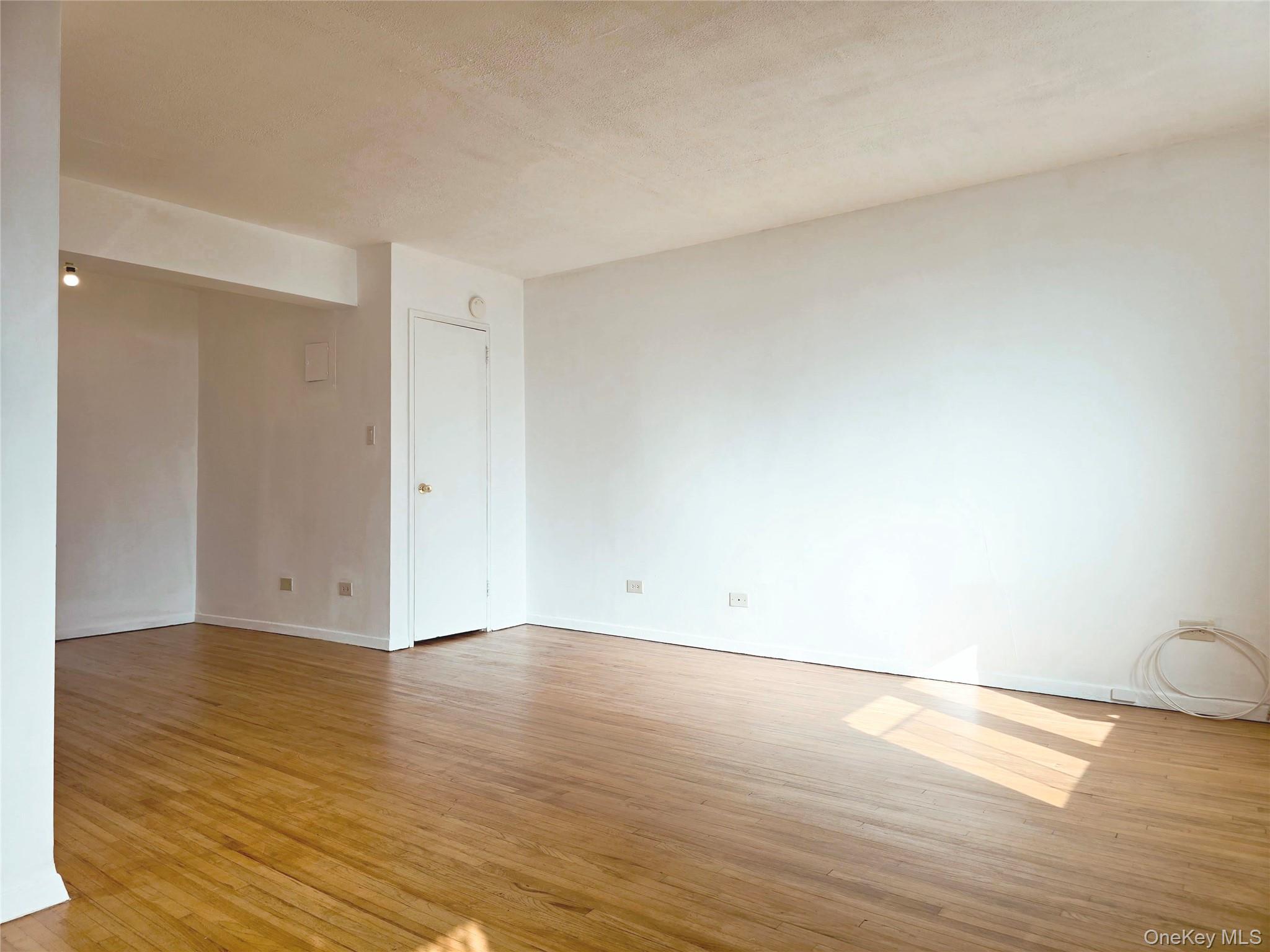 #6 photo, 2015 Saint Paul Avenue, ブロンクス区 Bronx , NY 10461