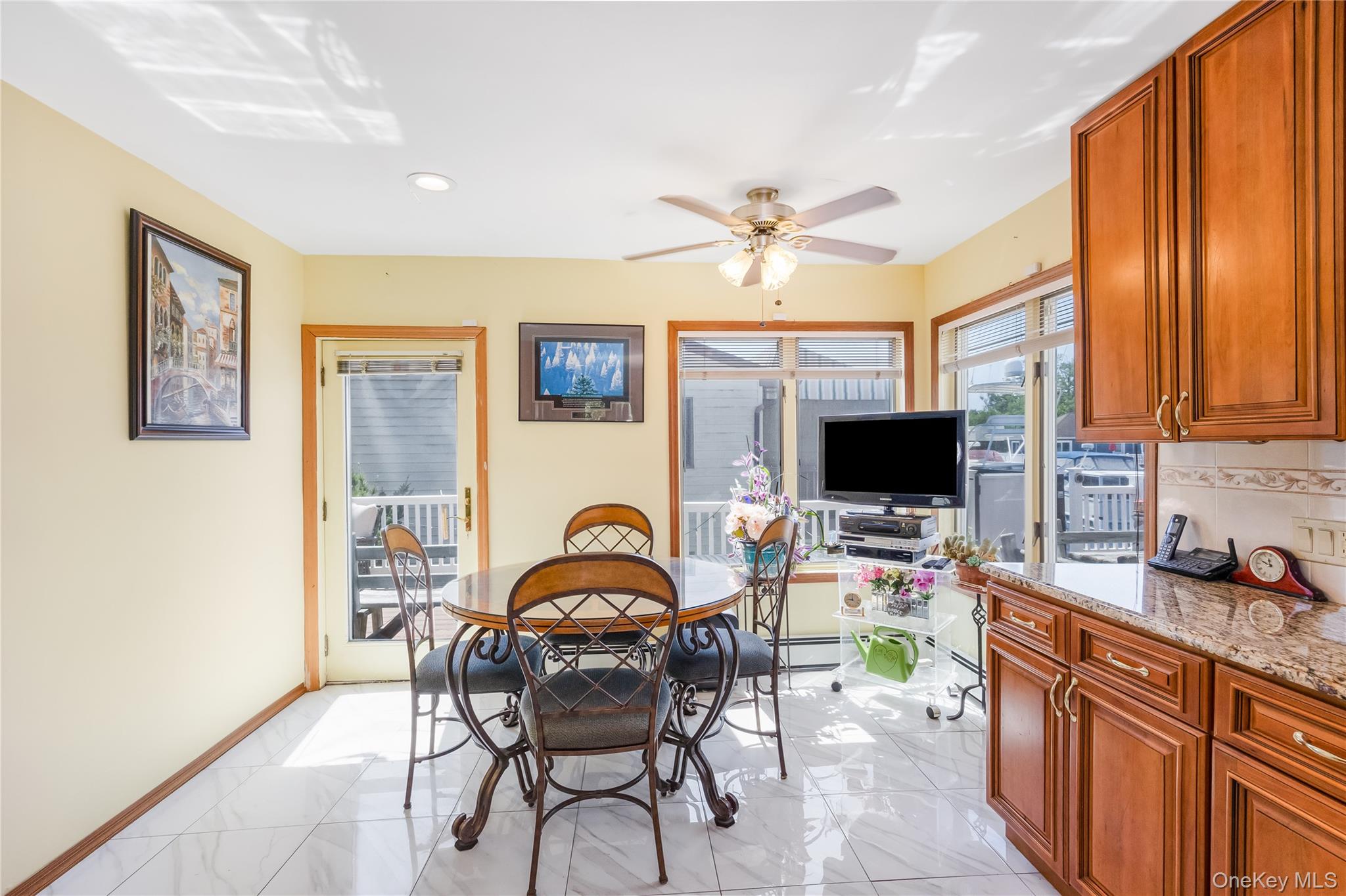 #12 photo, 729 S 9th Street, サフォーク郡 Lindenhurst , NY 11757