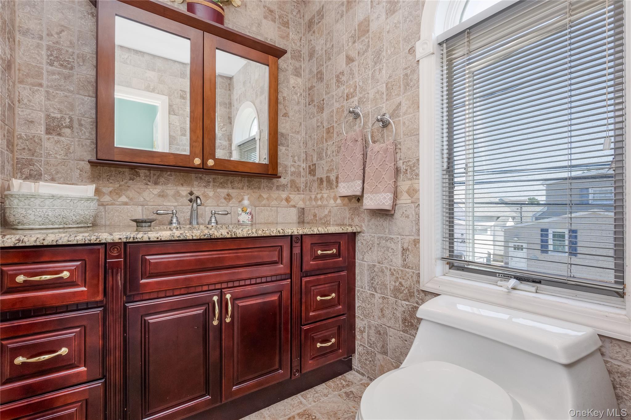 #9 photo, 729 S 9th Street, サフォーク郡 Lindenhurst , NY 11757