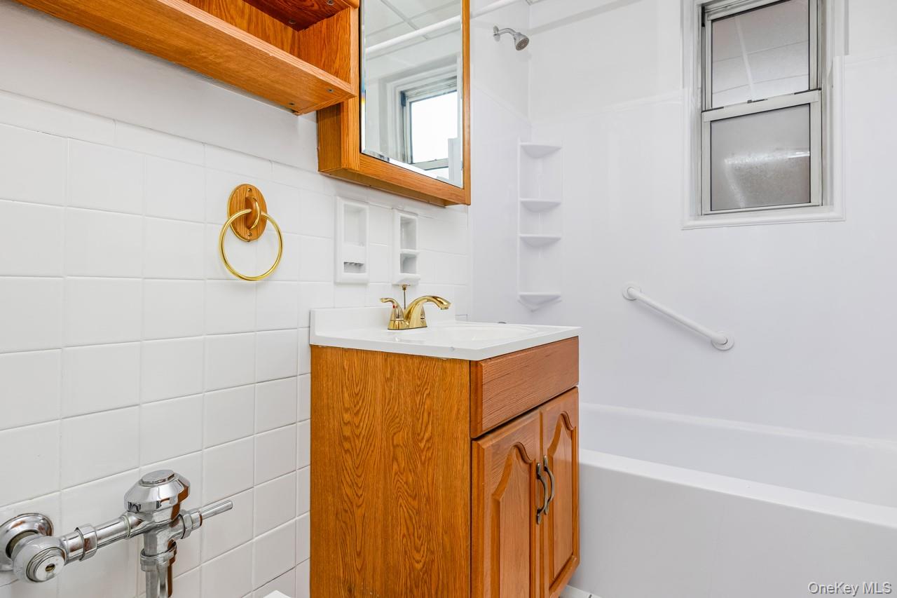 #10 photo, 27-10 Parsons Boulevard, クイーンズ区 Flushing , NY 11354