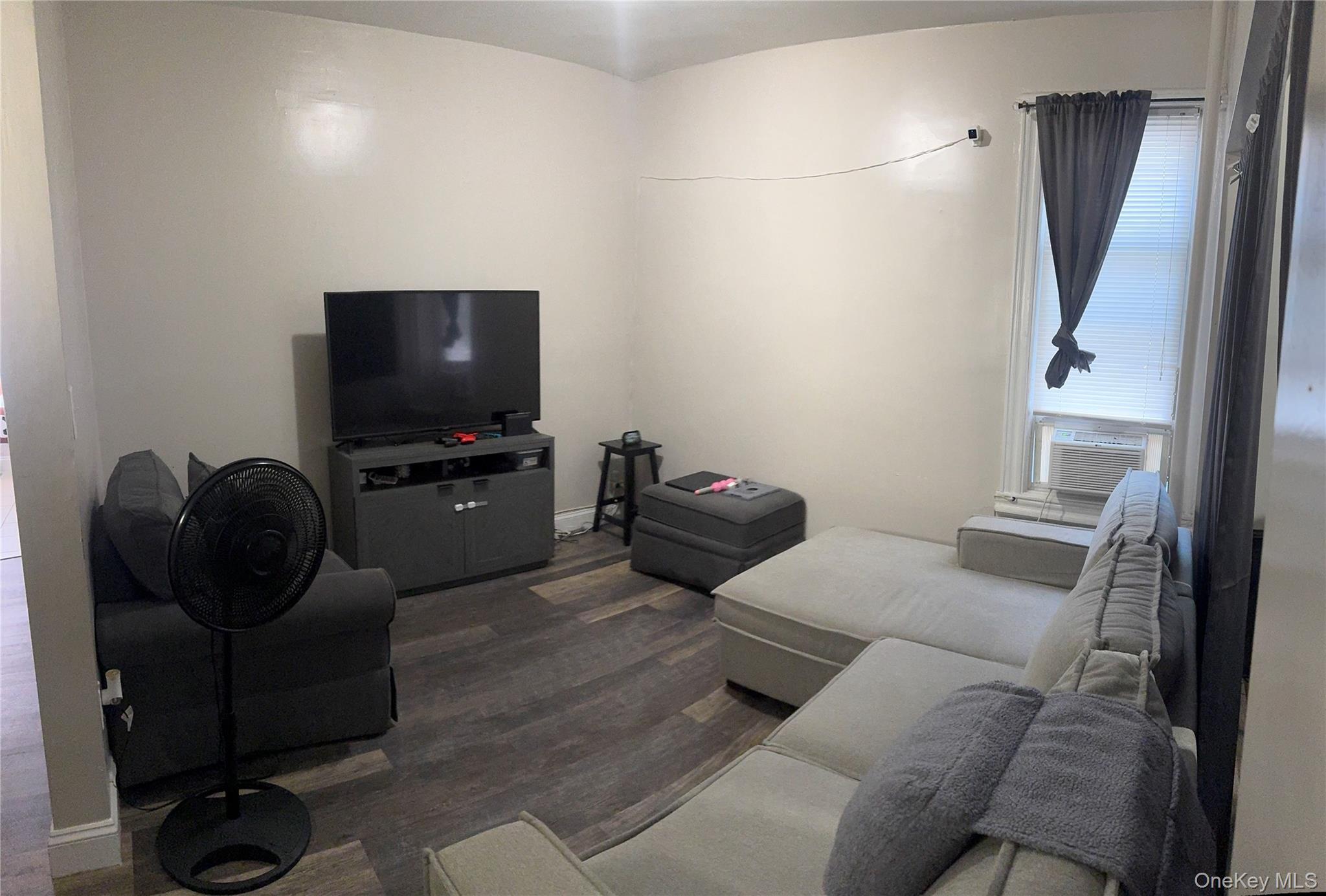 #3 photo, 7520 64th Place, クイーンズ区 Glendale , NY 11385