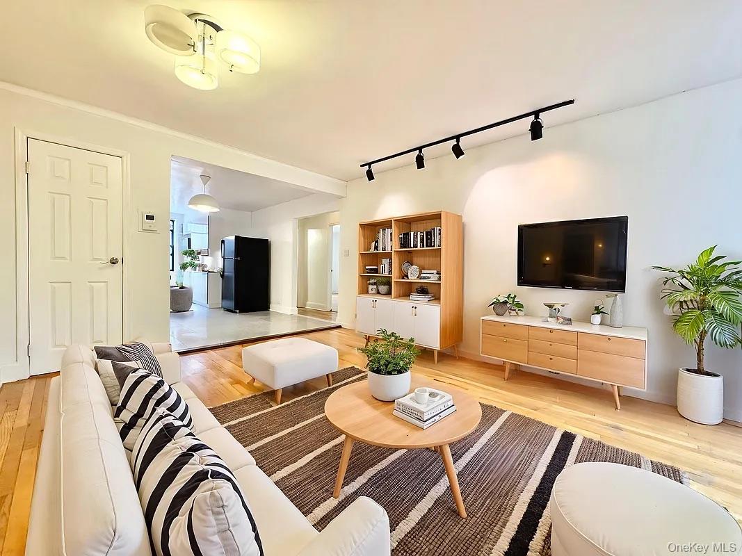 #1 photo, 102-17 64th Road, 皇后区 森林小丘 Forest Hills , NY 11375