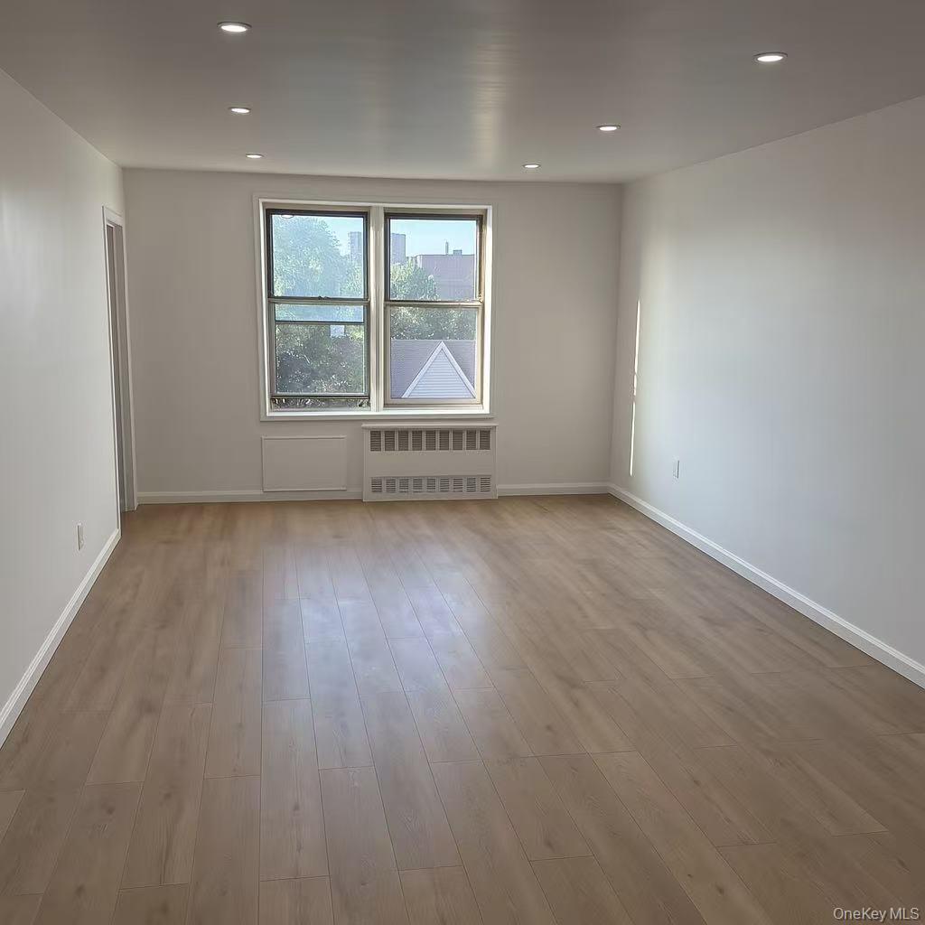 #4 photo, 7402 43rd Avenue, クイーンズ区 Elmhurst , NY 11373