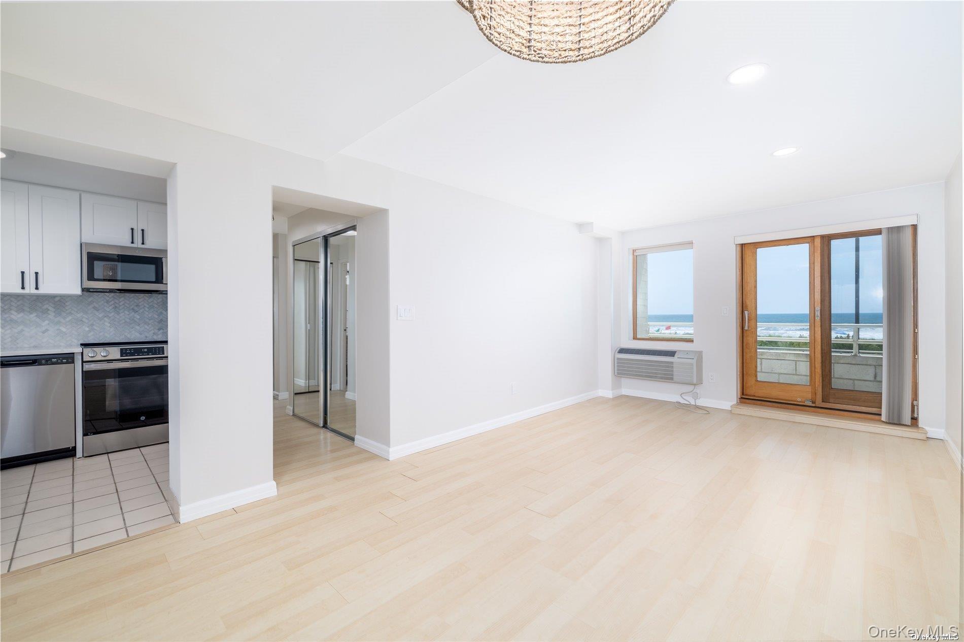 #1 photo, 440 W Broadway, नासाउ काउंटी Long Beach , NY 11561