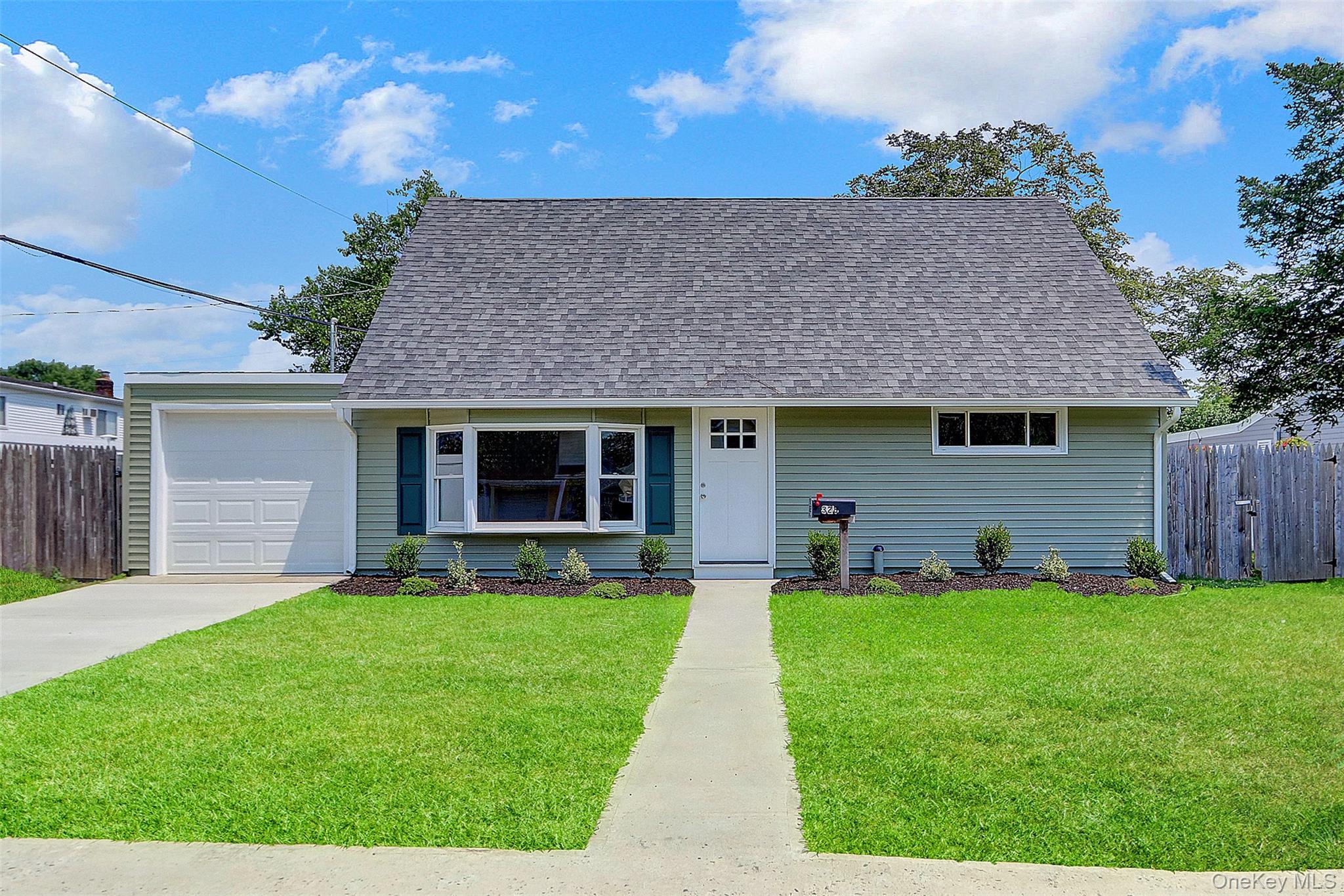 #1 photo, 328 Martin Place, ناسو Bethpage , NY 11714