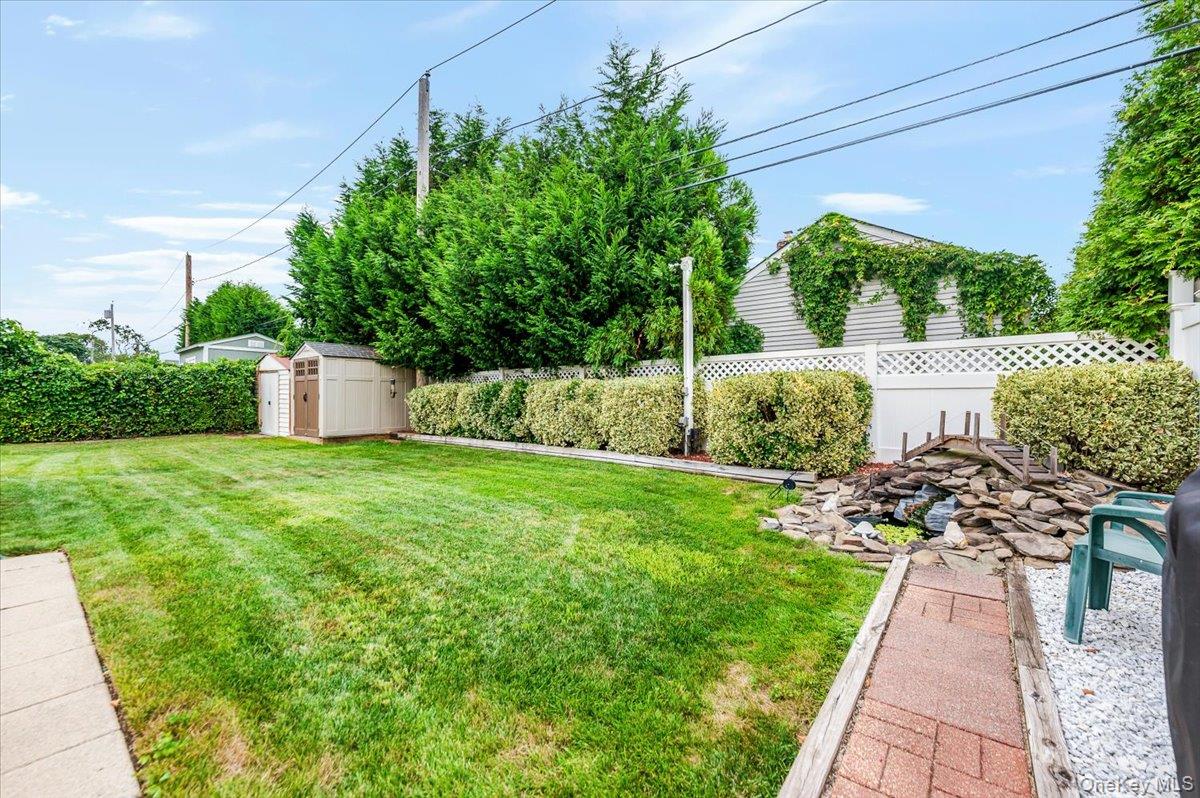 #17 photo, 225 Granada Parkway, Lindenhurst , NY 11757