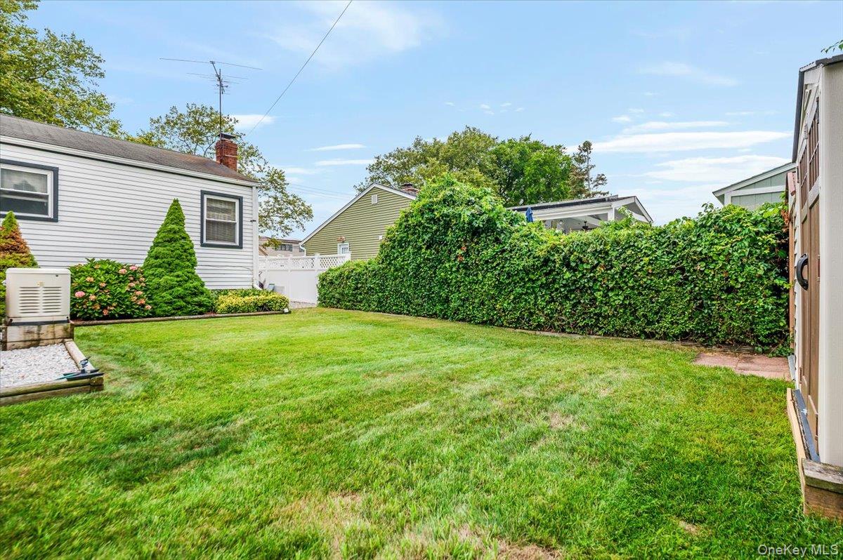 #18 photo, 225 Granada Parkway, Lindenhurst , NY 11757