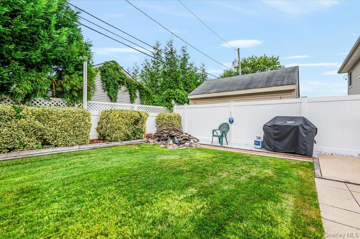 #20 photo, 225 Granada Parkway, Lindenhurst , NY 11757