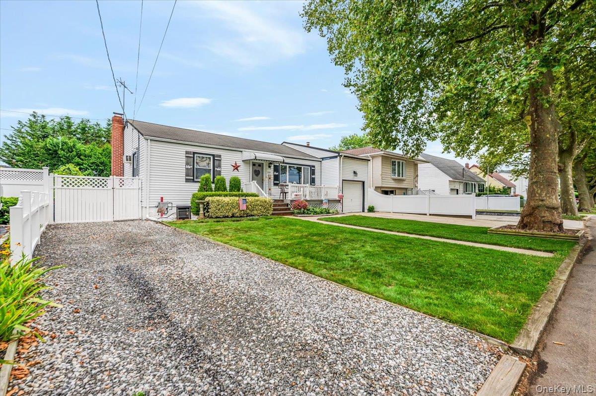 #3 photo, 225 Granada Parkway, Lindenhurst , NY 11757