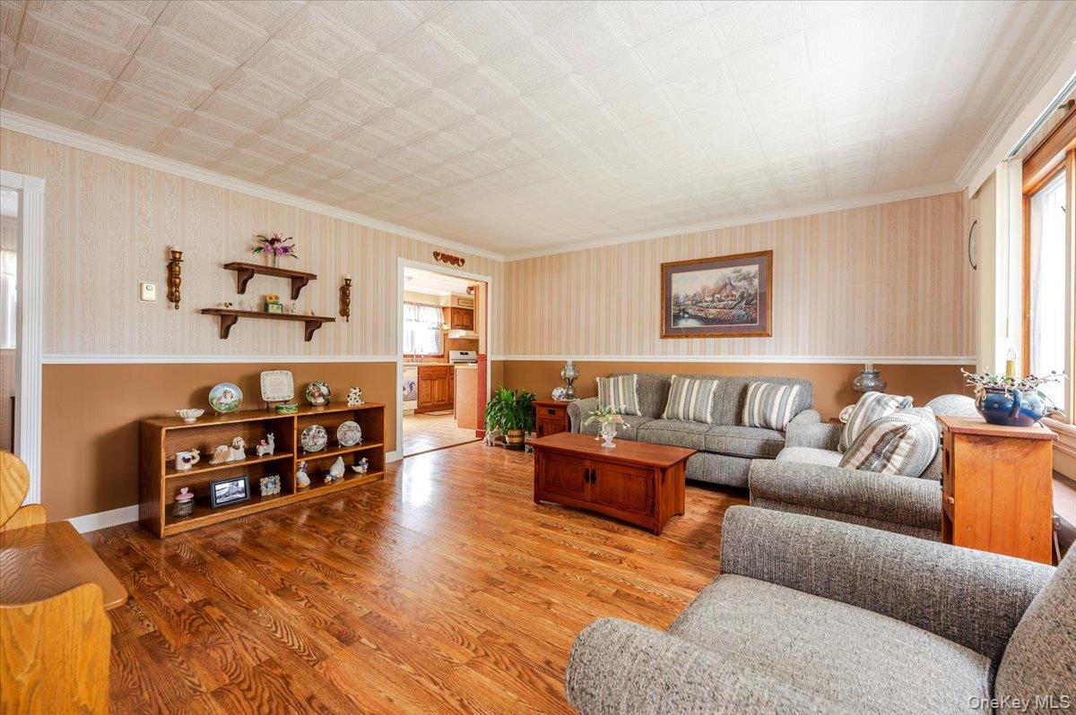 #4 photo, 225 Granada Parkway, Lindenhurst , NY 11757