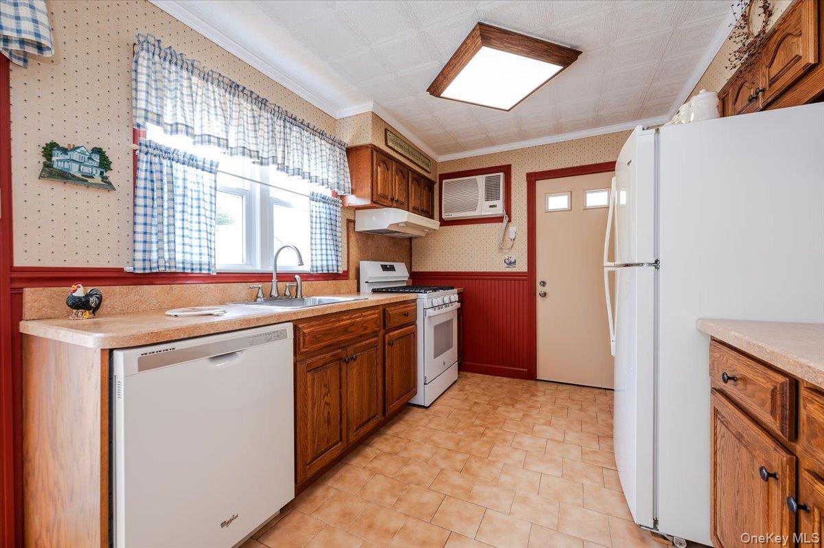 #7 photo, 225 Granada Parkway, Lindenhurst , NY 11757