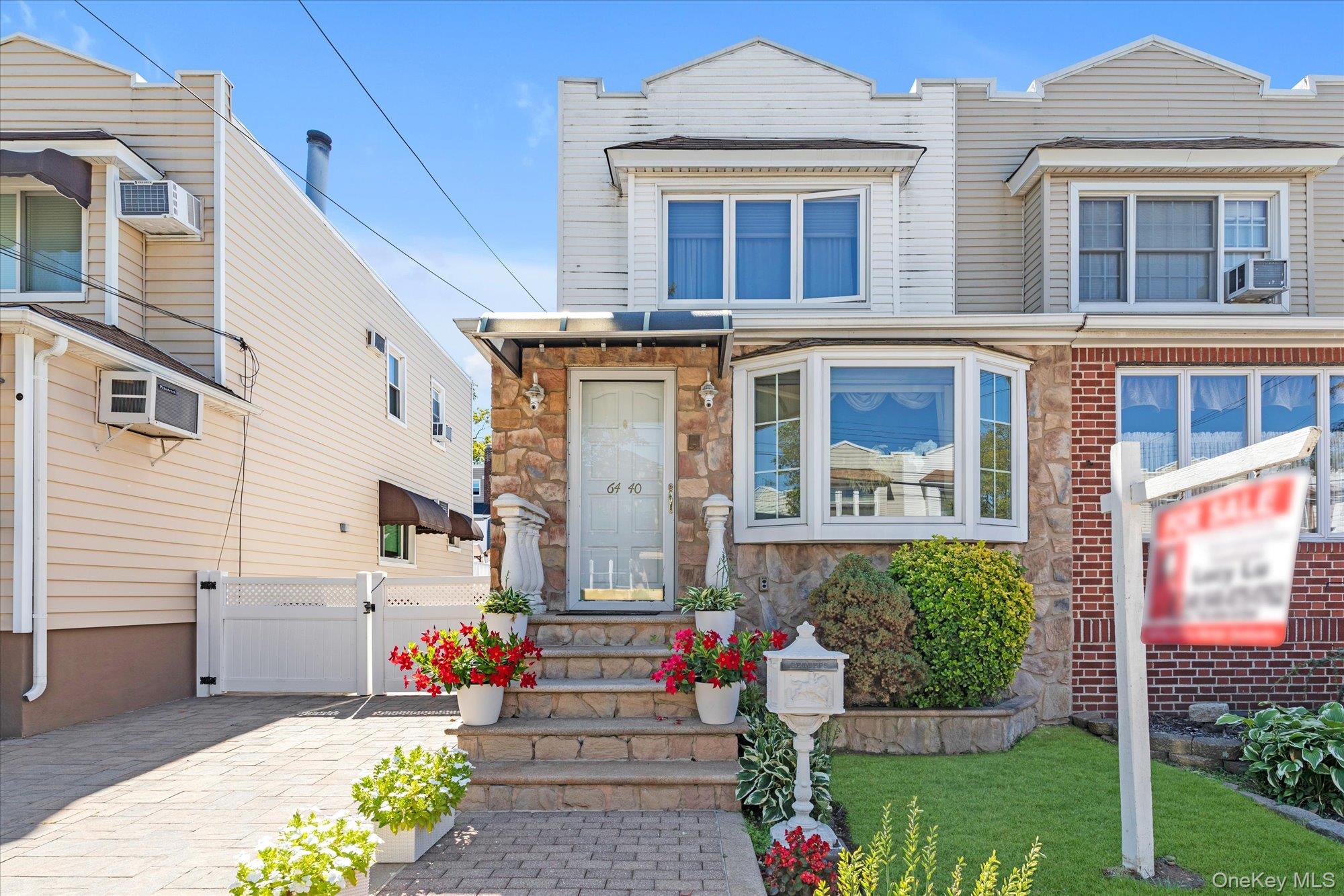 #1 photo, 6440 60th Avenue, कुईंस Maspeth , NY 11378