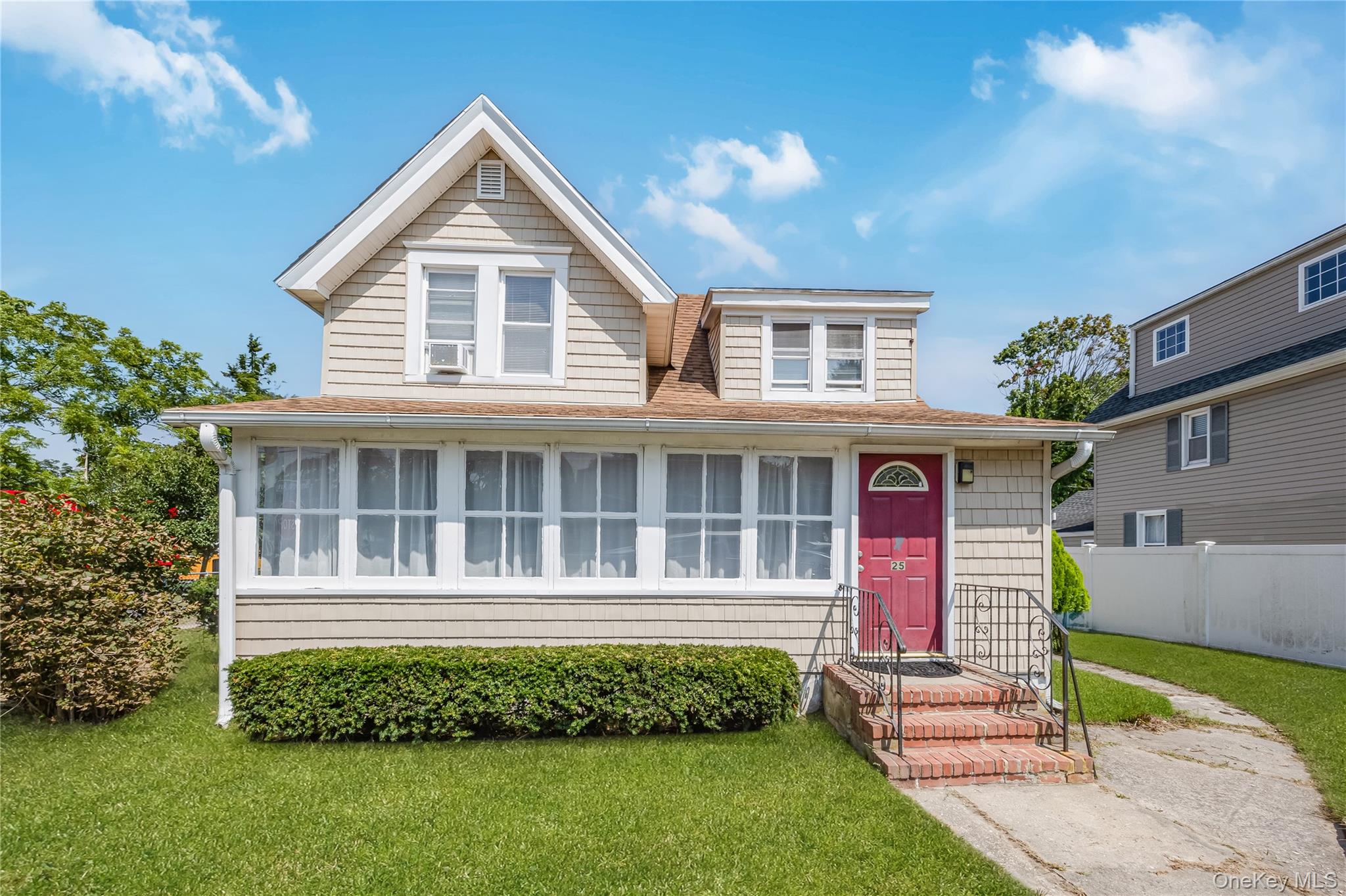 #1 photo, 25 1st Street, सफ़ोक काउंटी Islip , NY 11751