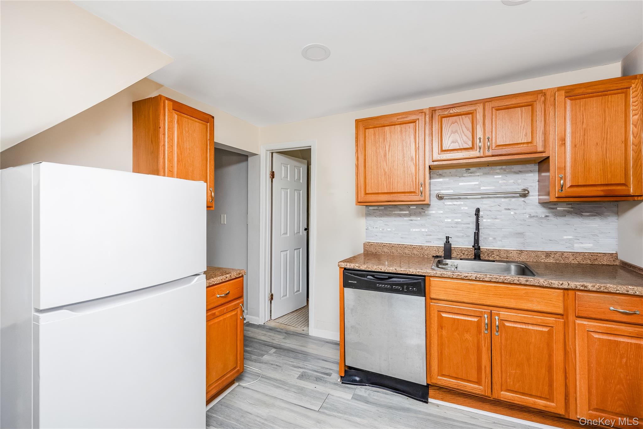 #19 photo, 25 1st Street, सफ़ोक काउंटी Islip , NY 11751