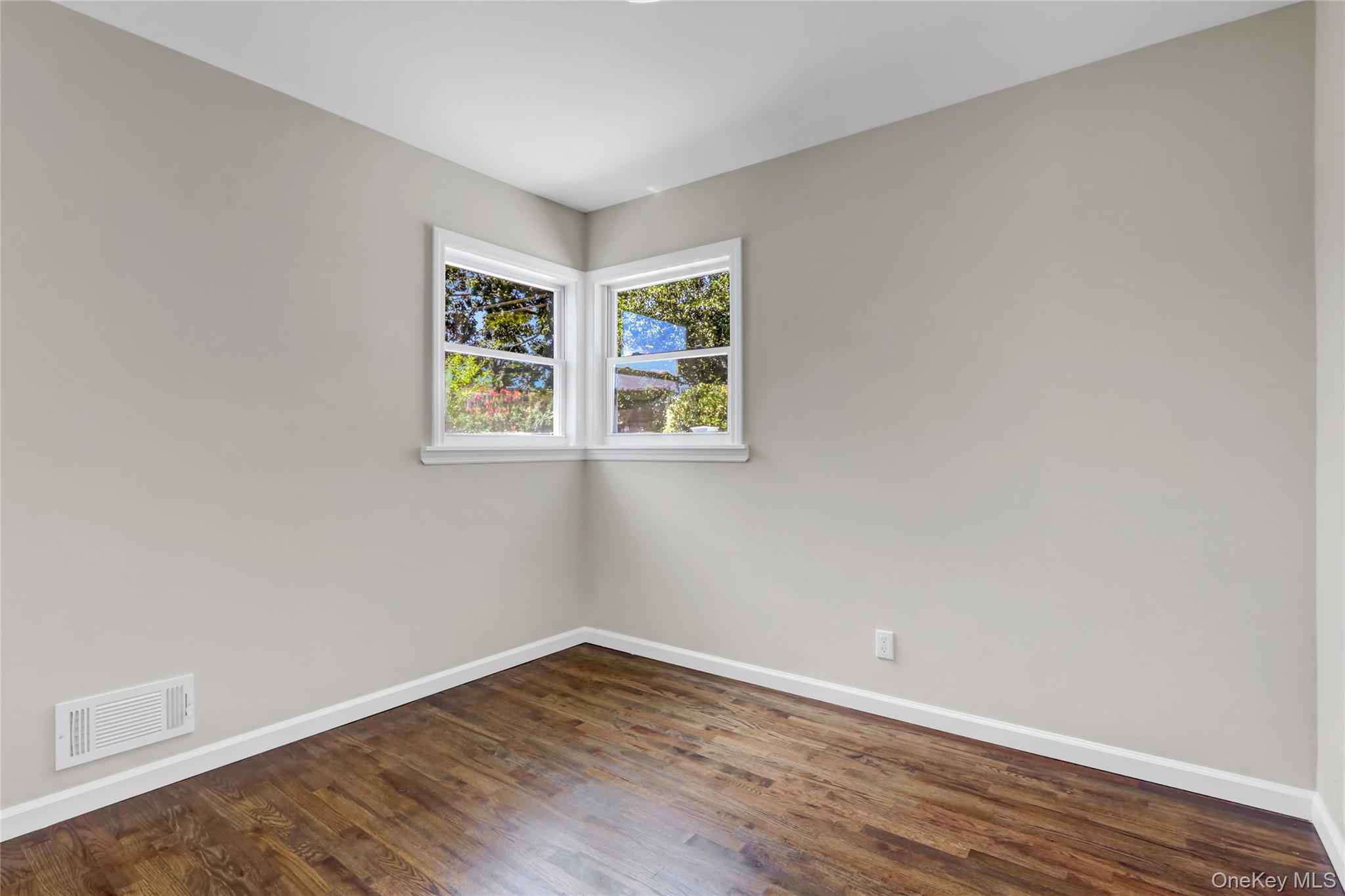 #10 photo, 1067 Mirabelle Avenue, ナッソー郡 Westbury , NY 11590