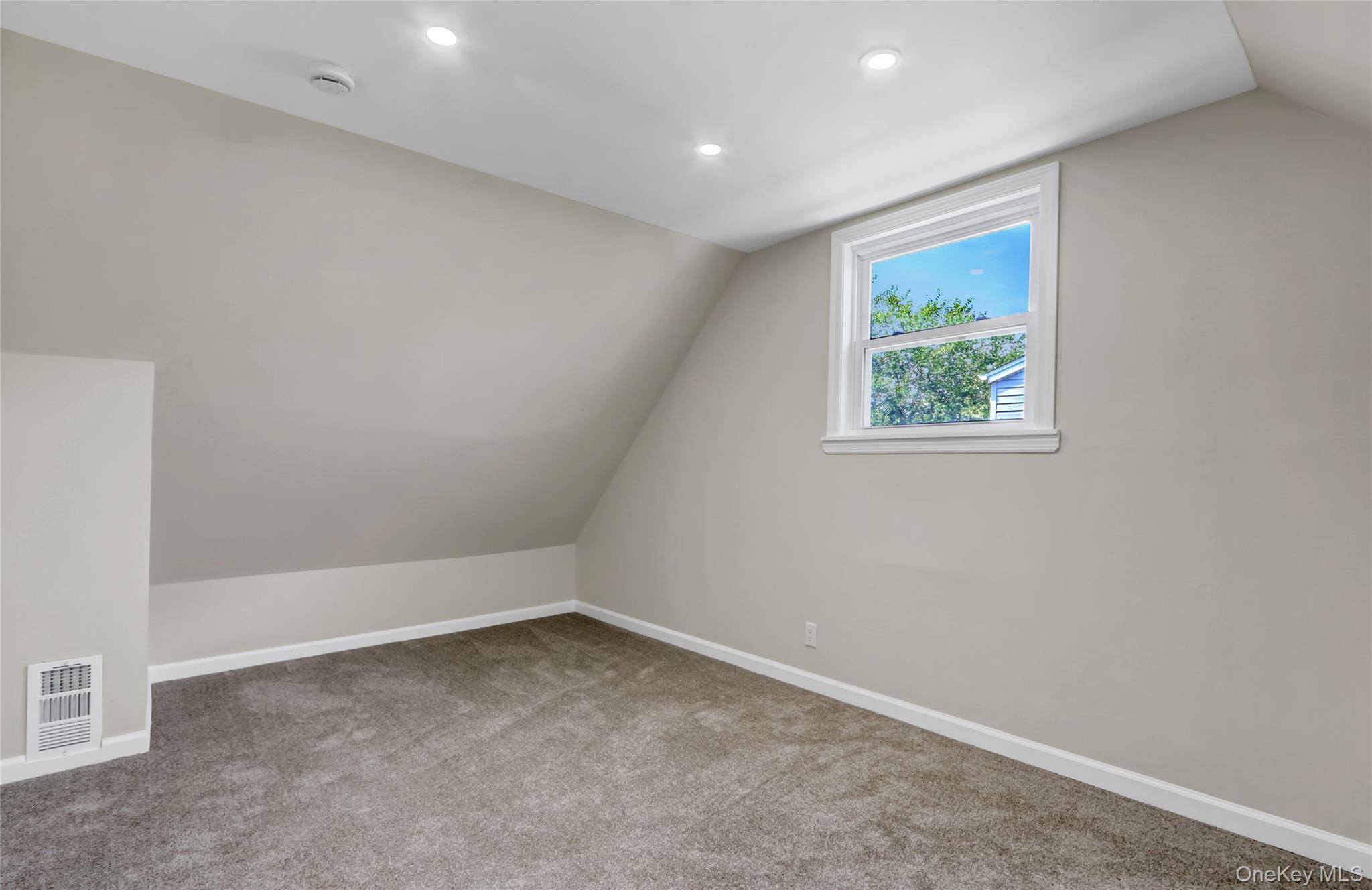 #12 photo, 1067 Mirabelle Avenue, ナッソー郡 Westbury , NY 11590