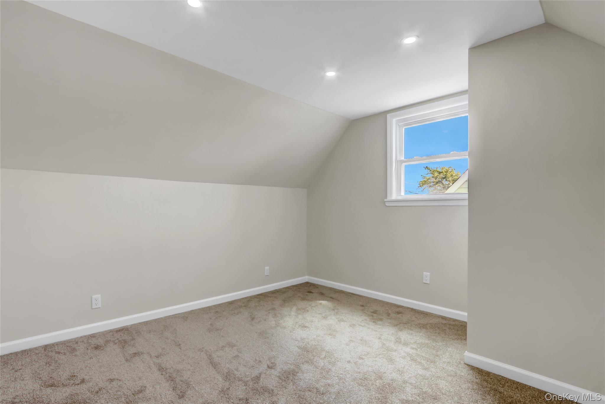 #13 photo, 1067 Mirabelle Avenue, ナッソー郡 Westbury , NY 11590