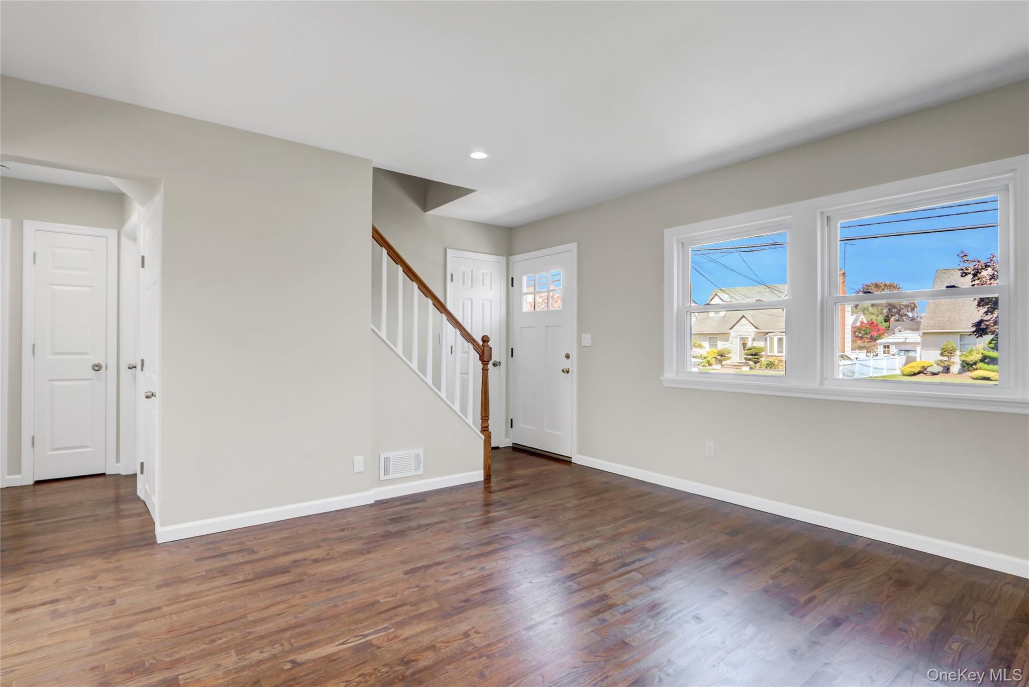 #3 photo, 1067 Mirabelle Avenue, ナッソー郡 Westbury , NY 11590