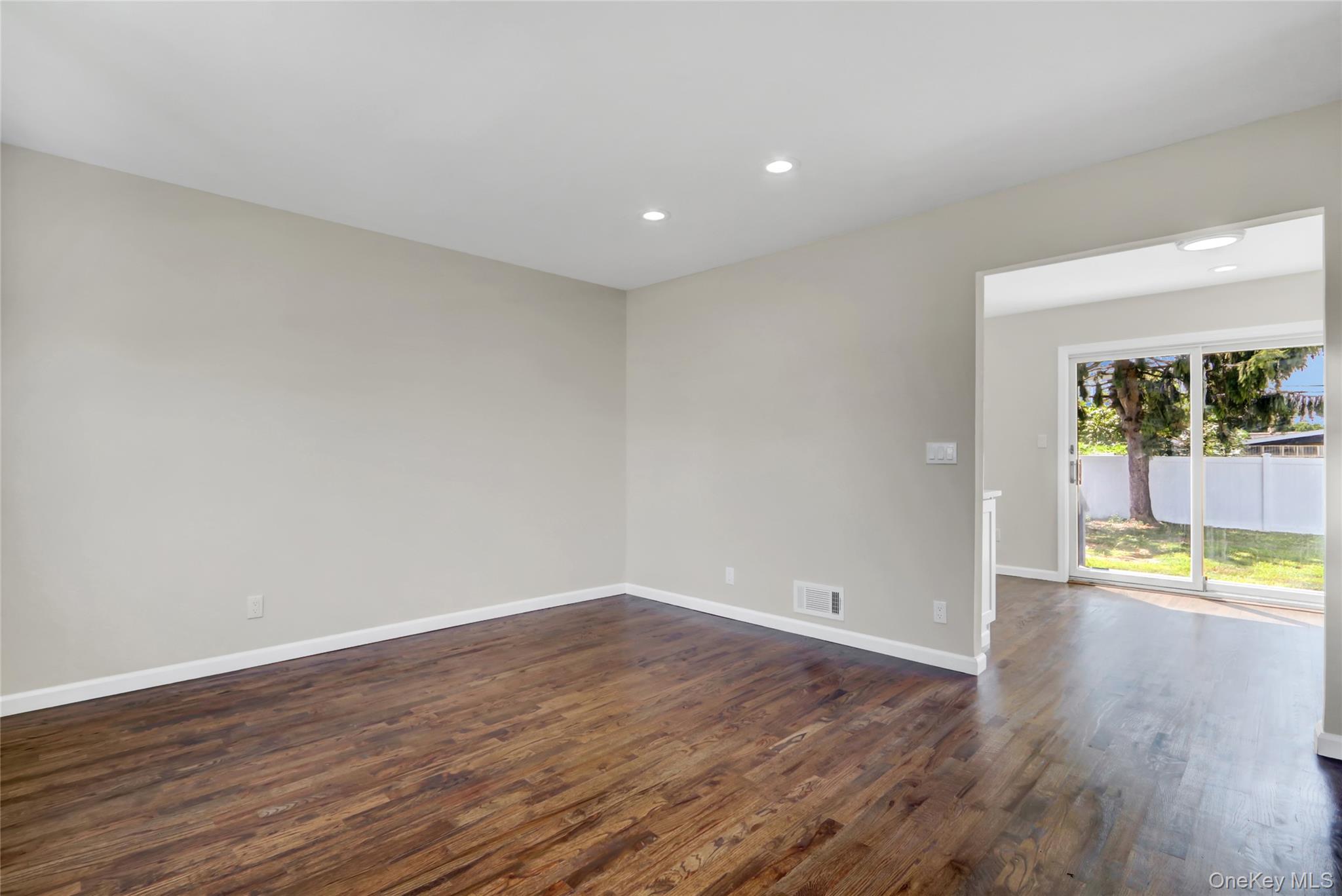 #4 photo, 1067 Mirabelle Avenue, ナッソー郡 Westbury , NY 11590