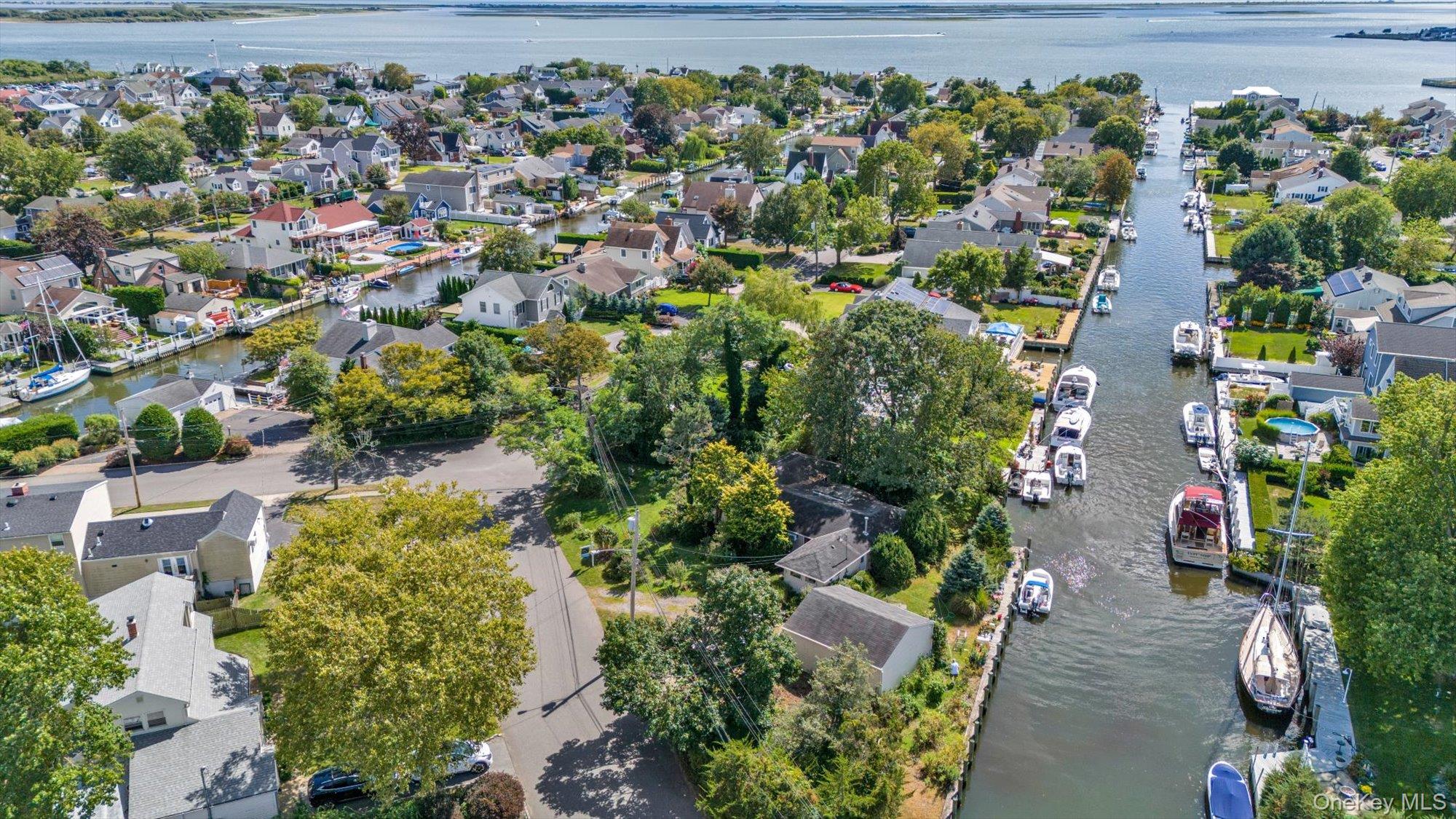 #19 photo, 7 Swartout Place, サフォーク郡 Amityville , NY 11701