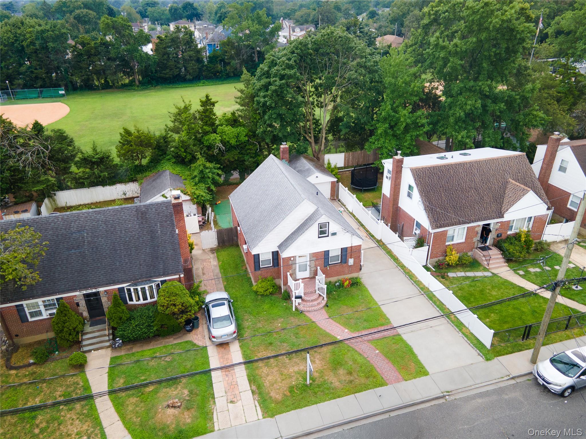 #1 photo, 588 Newton Avenue, नासाउ काउंटी Uniondale , NY 11553