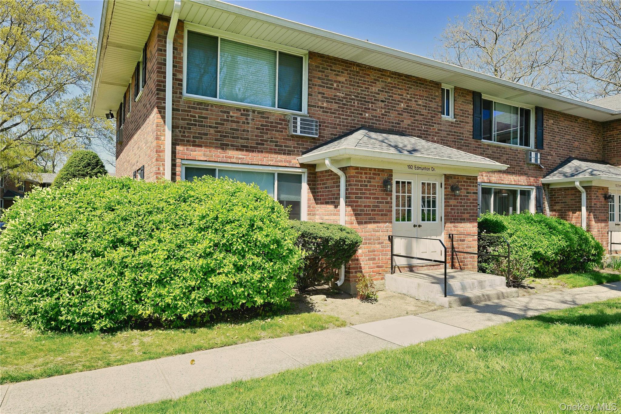 #1 photo, 192 Edmunton Dr, サフォーク郡 North Babylon , NY 11703