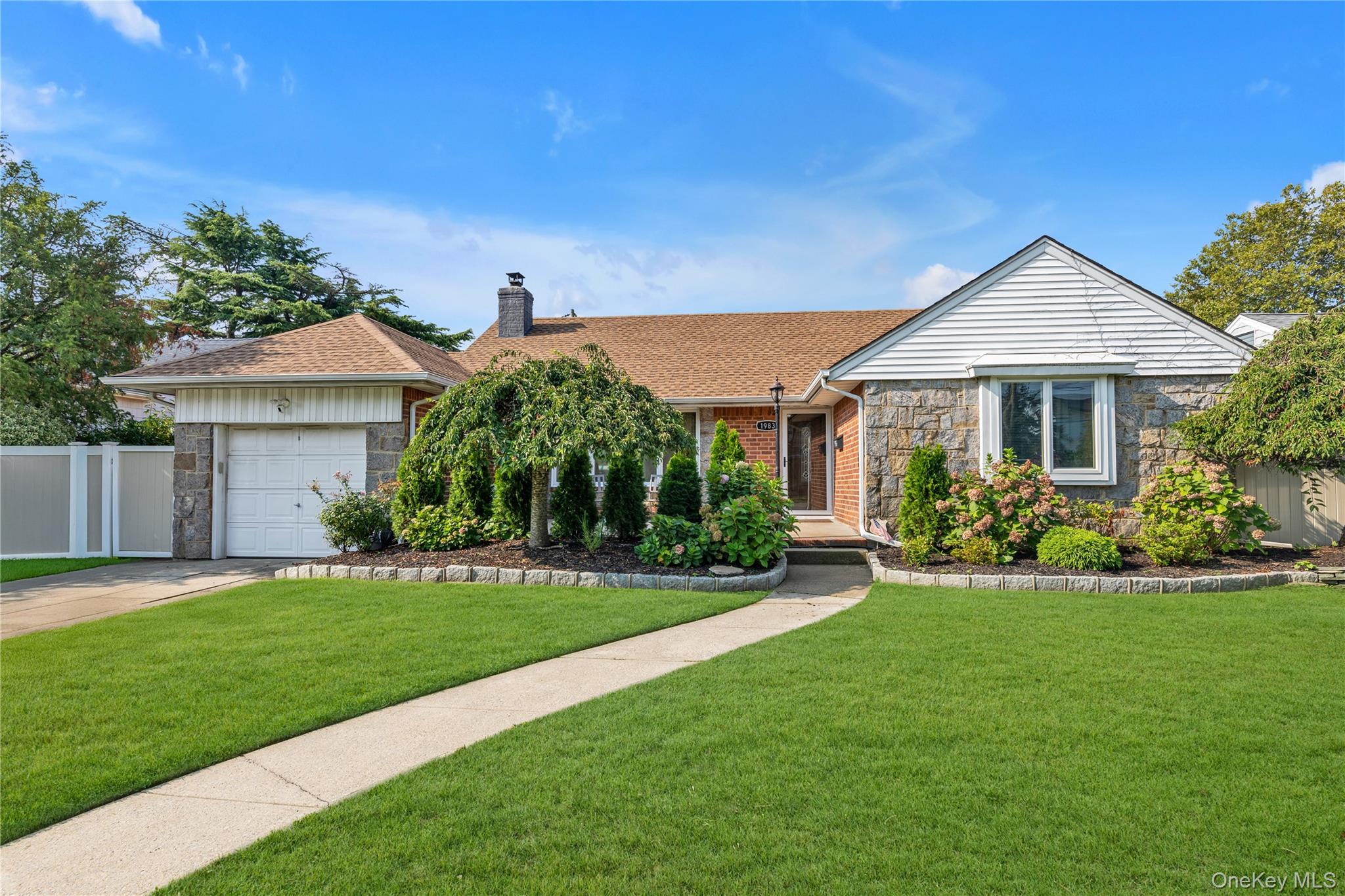 #1 photo, 1983 Dutch Broadway, नासाउ काउंटी Elmont , NY 11003