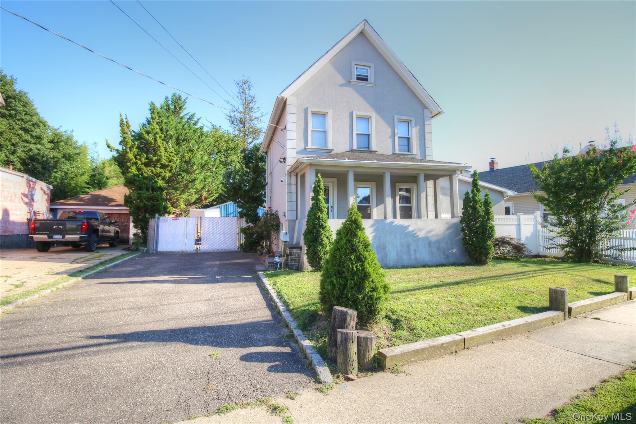 #1 photo, 451 Atlantic Avenue, नासाउ काउंटी Freeport , NY 11520