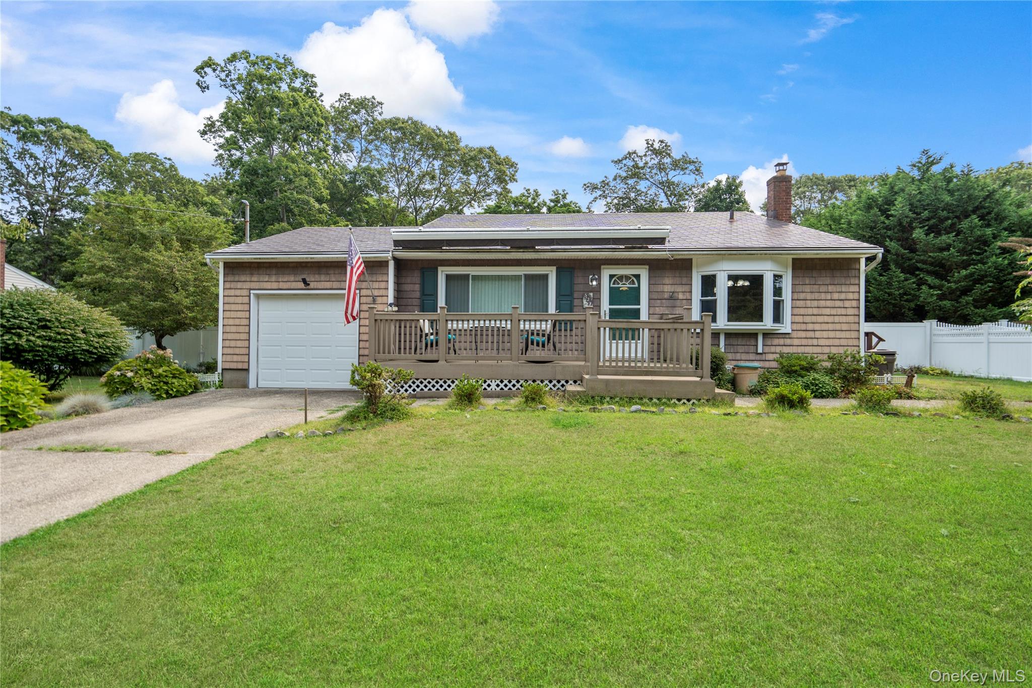 #1 photo, 527 Lakeview Avenue, サフォーク郡 Bayport , NY 11705