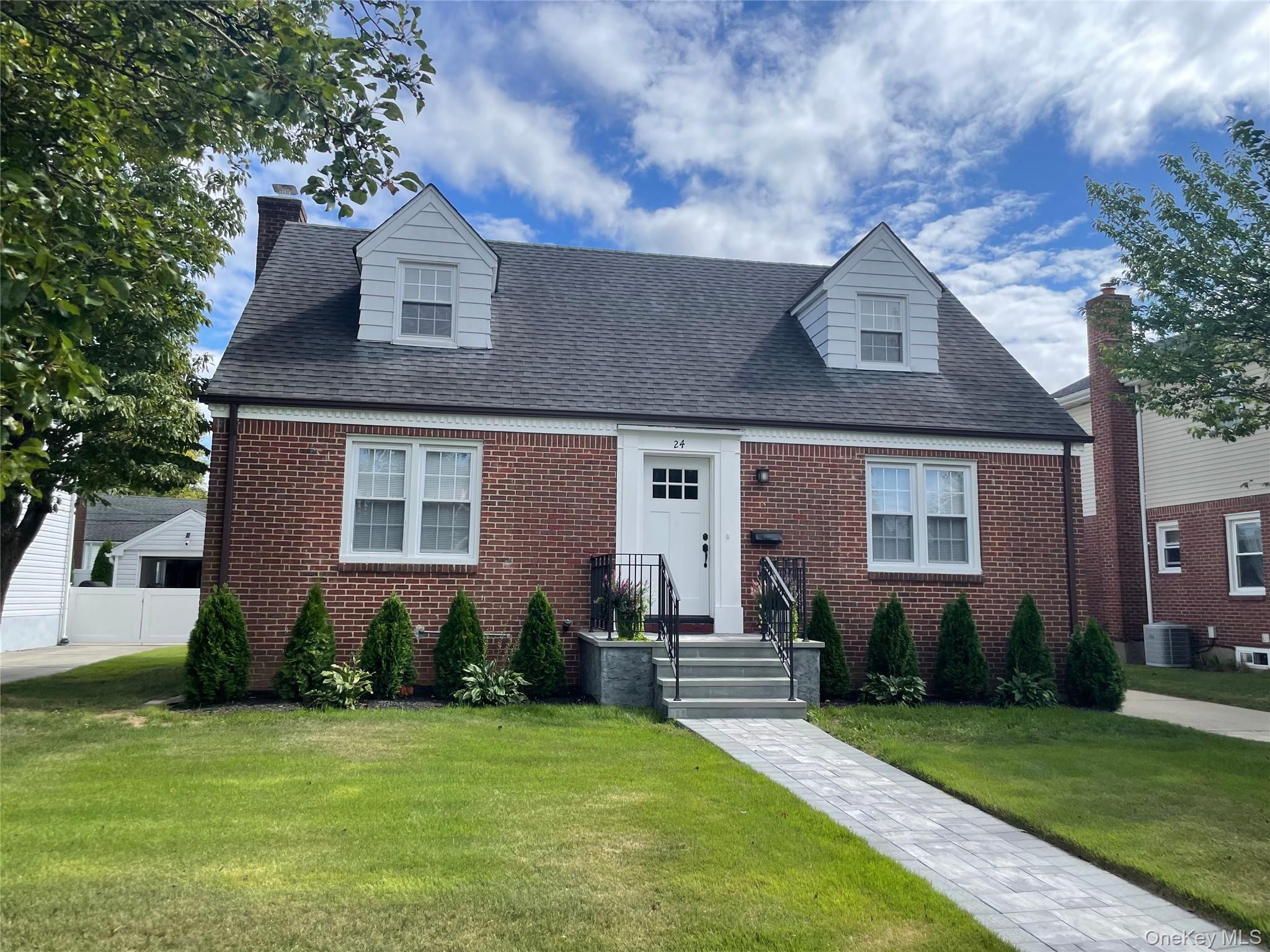 #1 photo, 24 Tulip Lane, 长岛 New Hyde Park , NY 11040