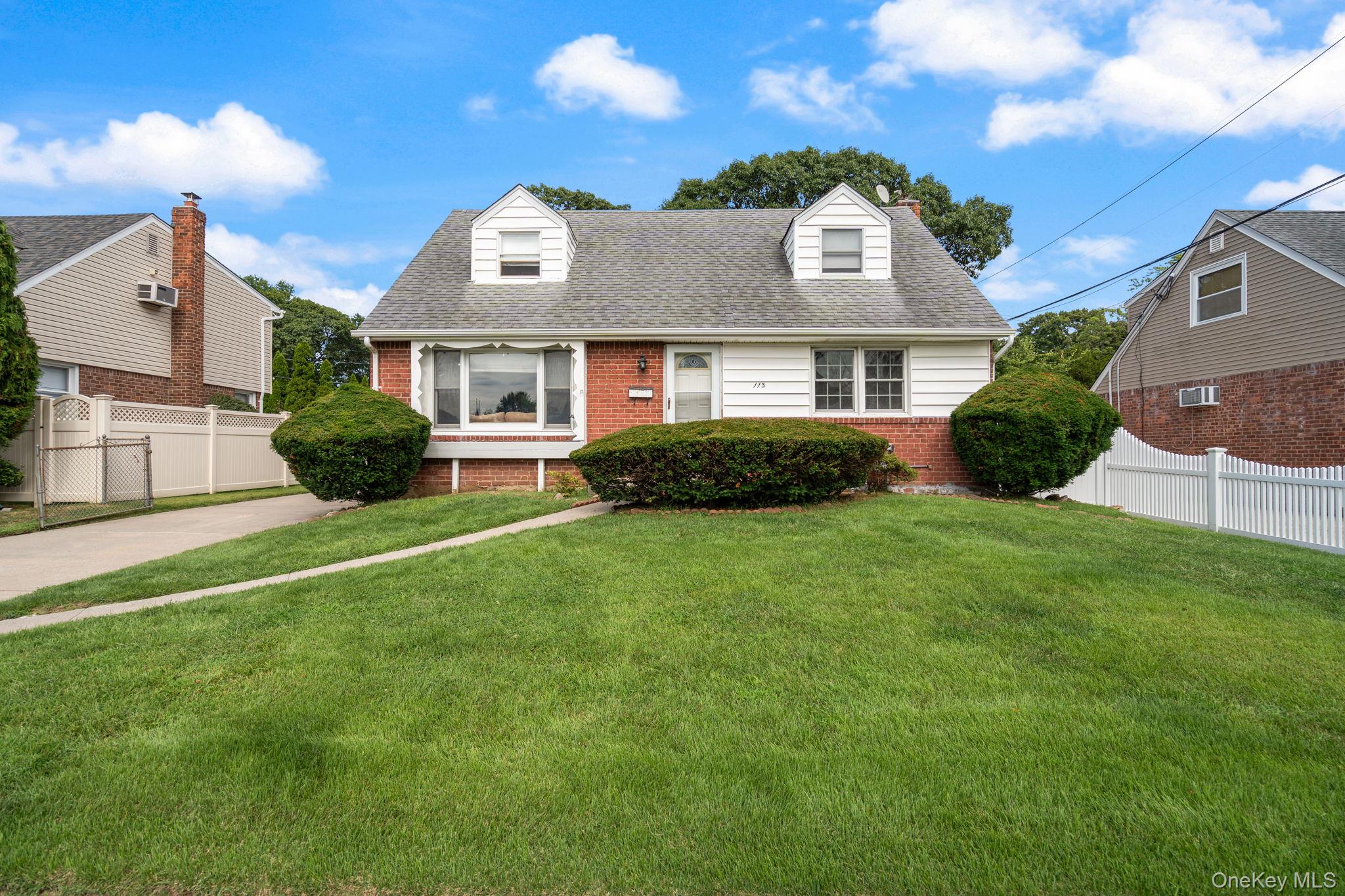 #1 photo, 113 Norman Drive, नासाउ काउंटी East Meadow , NY 11554