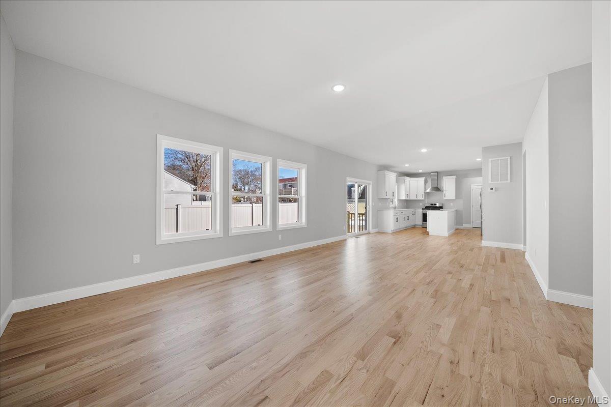 #14 photo, 2 Fourth Avenue, サフォーク郡 Centereach , NY 11720