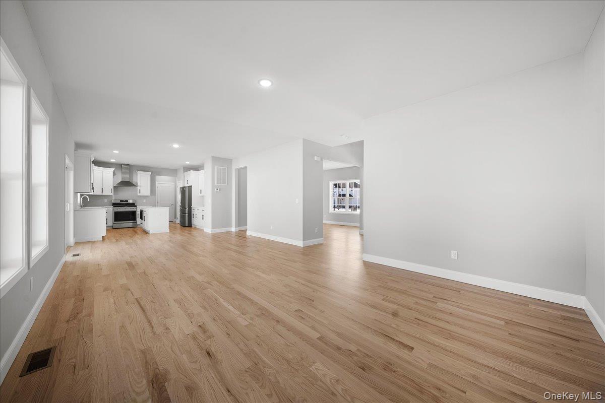 #17 photo, 2 Fourth Avenue, サフォーク郡 Centereach , NY 11720