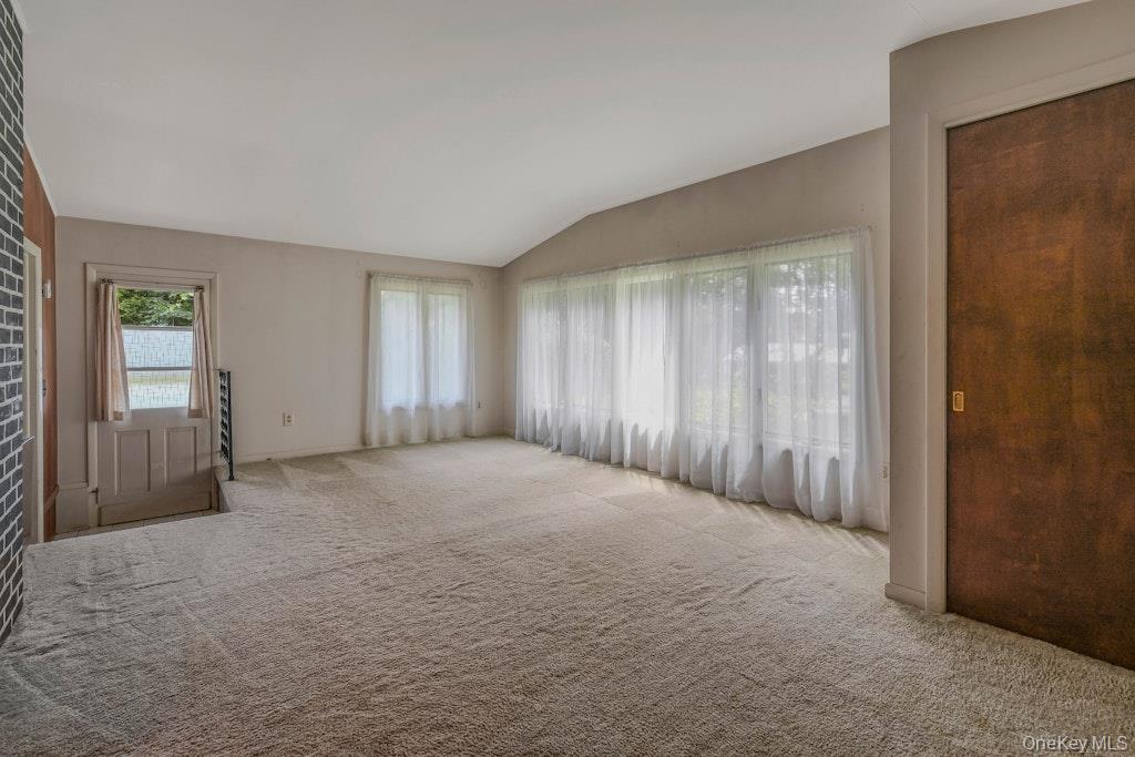 #17 photo, 30 Center Drive, サフォーク郡 Riverhead , NY 11901