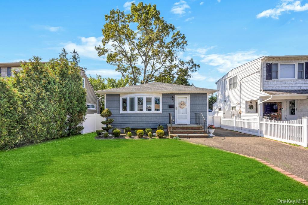 #1 photo, 170 Lindbergh Street, नासाउ काउंटी Massapequa Park , NY 11762