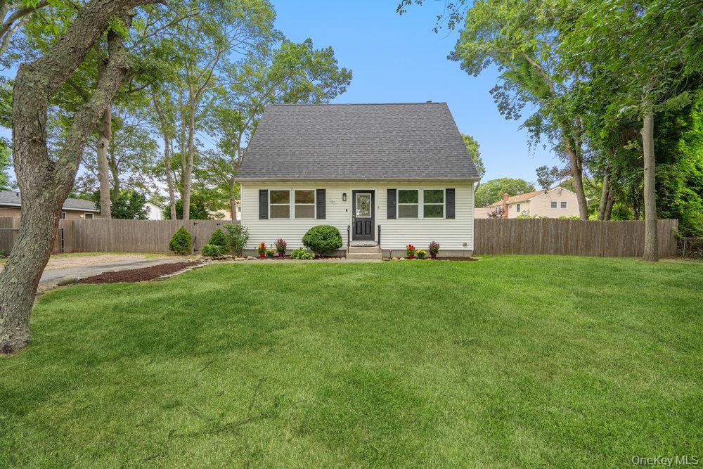 #1 photo, 143 Robinwood Drive, सफ़ोक काउंटी Shirley , NY 11967