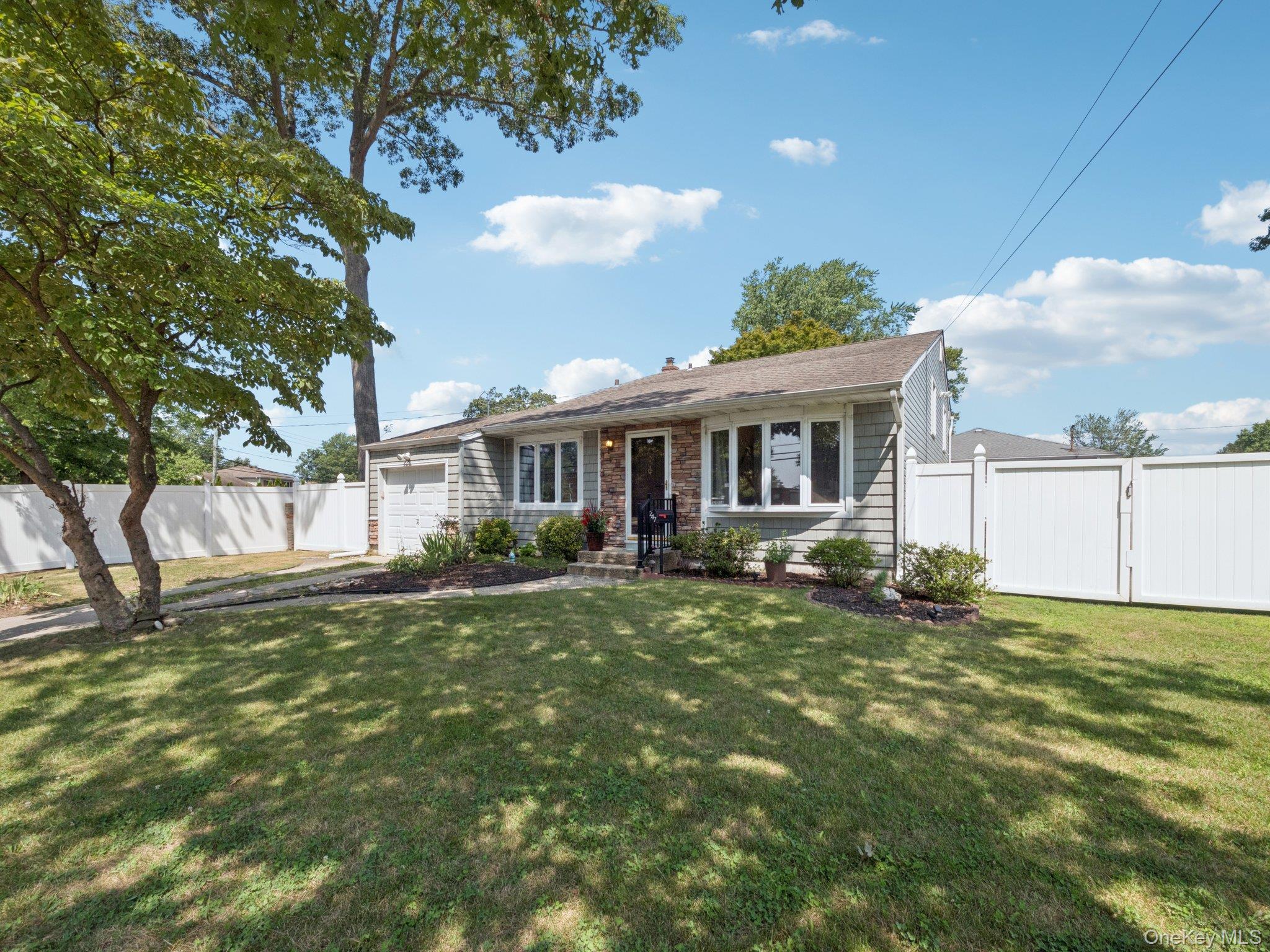 #1 photo, 247 Woods Road, サフォーク郡 North Babylon , NY 11703