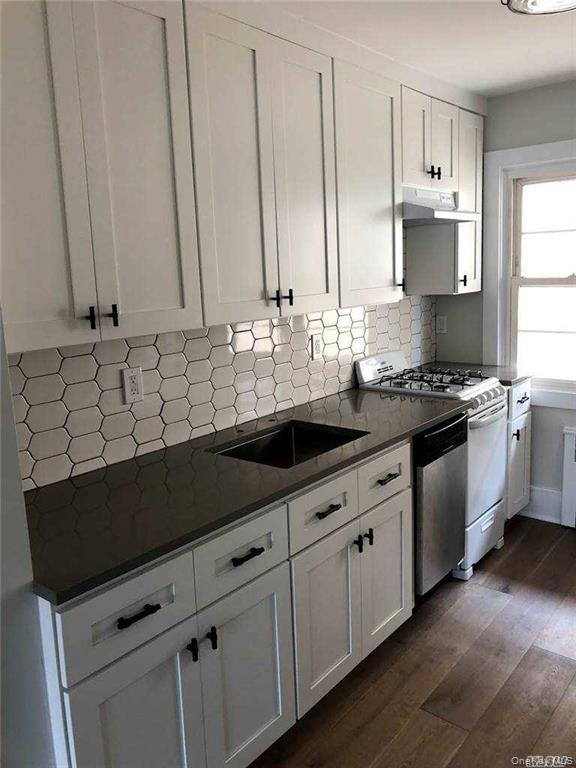 #1 photo, 215 W Broadway, नासाउ काउंटी Long Beach , NY 11561