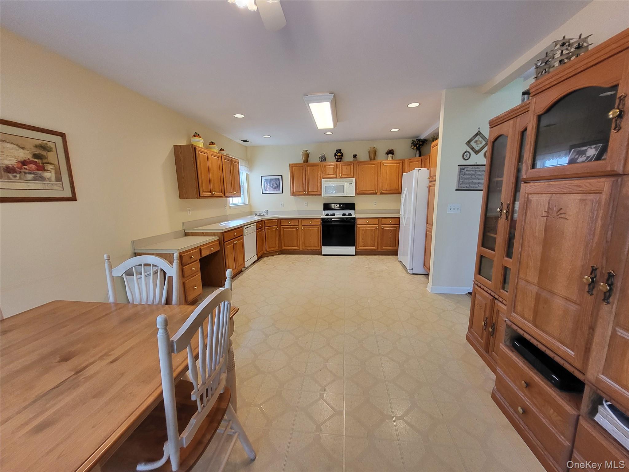 #16 photo, 48 Kate Circle, サフォーク郡 Middle Island , NY 11953