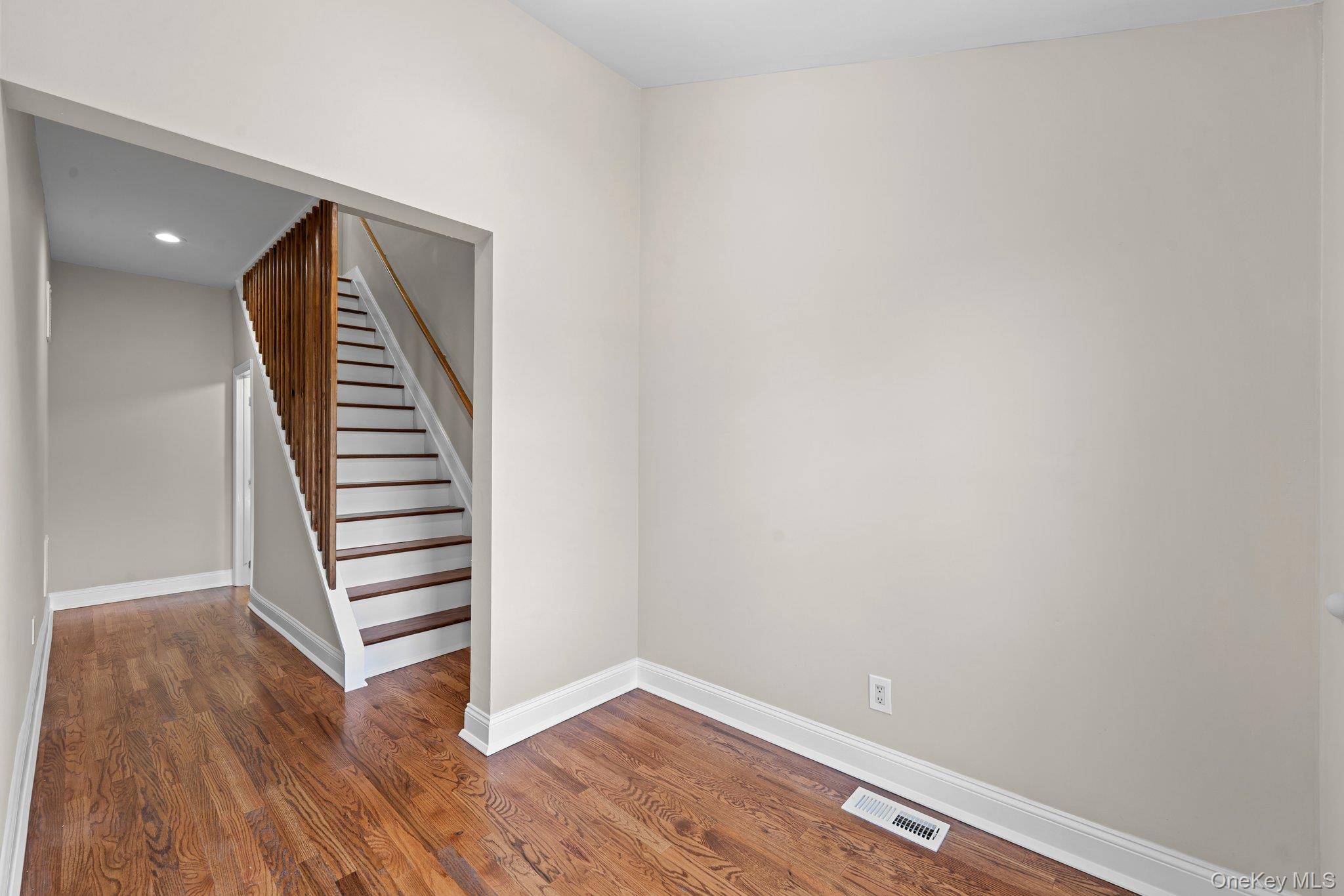 #3 photo, 51 Sterling Place, サフォーク郡 Amityville , NY 11701