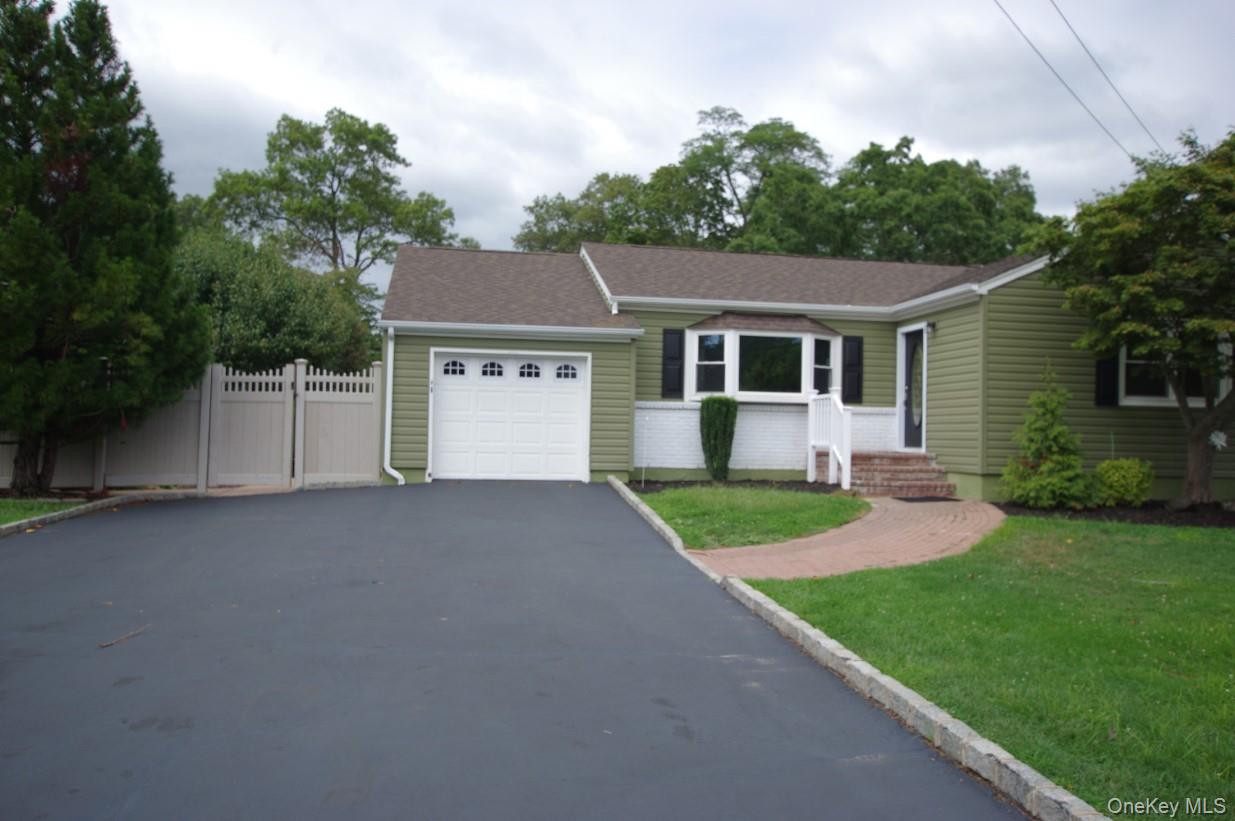 #1 photo, 741 Peconic Street, सफ़ोक काउंटी Ronkonkoma , NY 11779