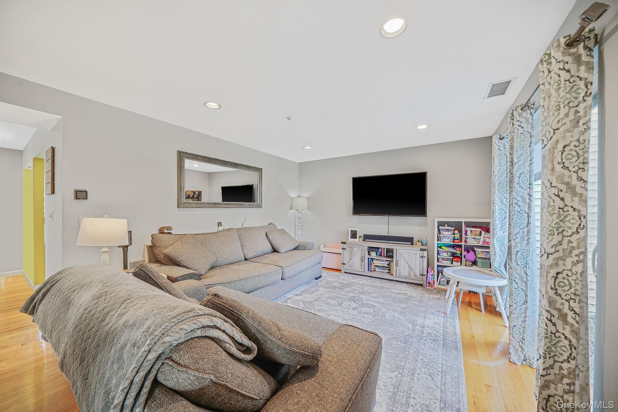 #3 photo, 3538 Gibbs Road, サフォーク郡 Coram , NY 11727