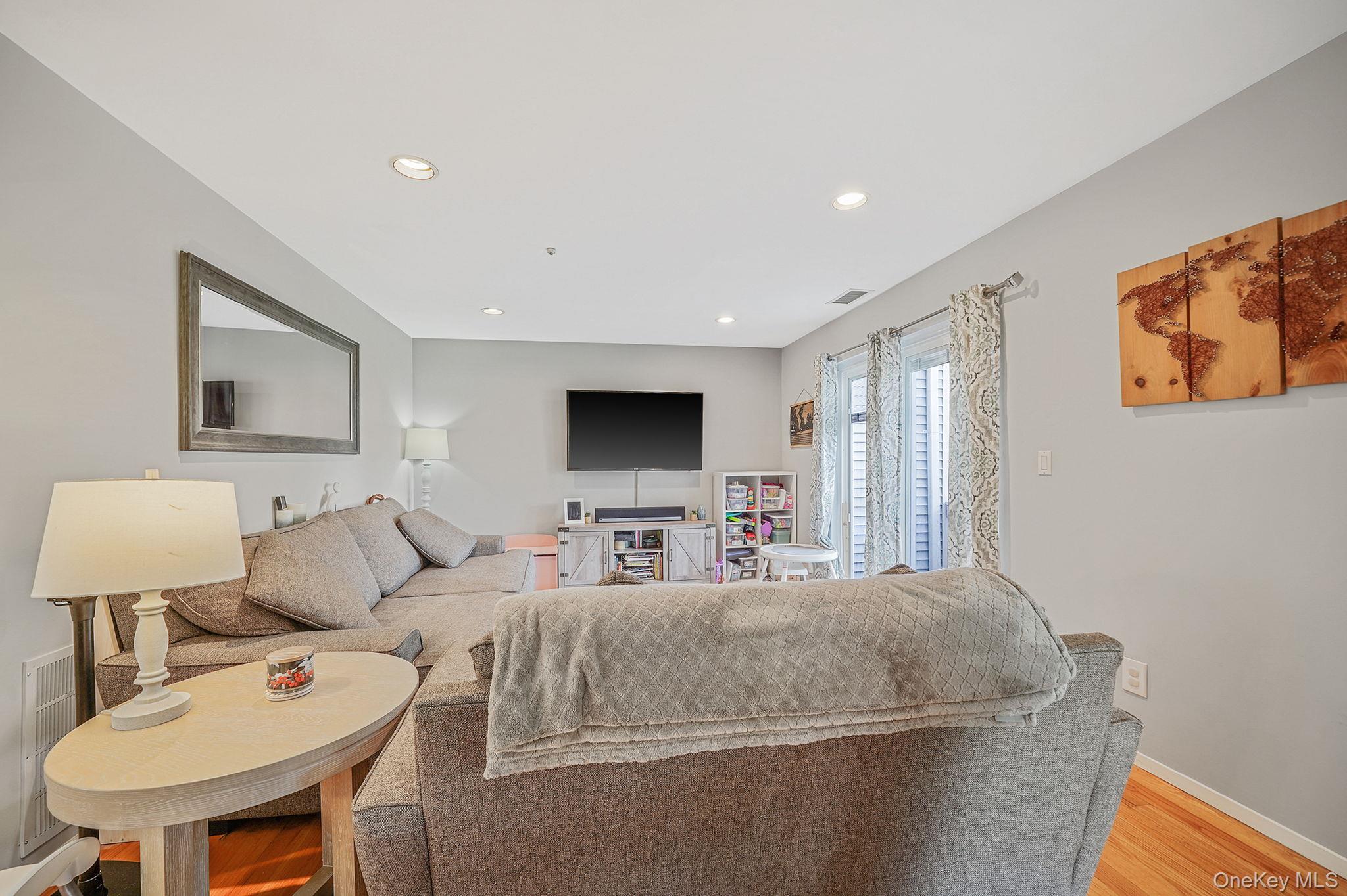 #4 photo, 3538 Gibbs Road, サフォーク郡 Coram , NY 11727