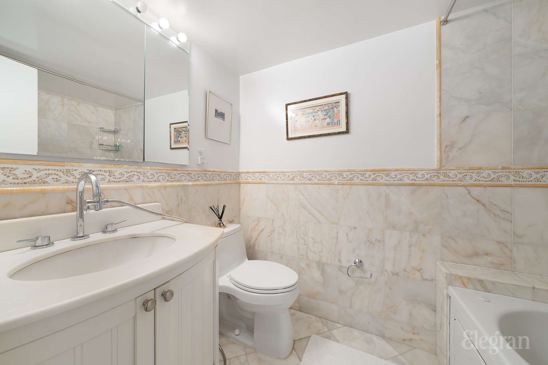 #8 photo, 100 W 57th Street, マンハッタン Midtown East , NY 10019