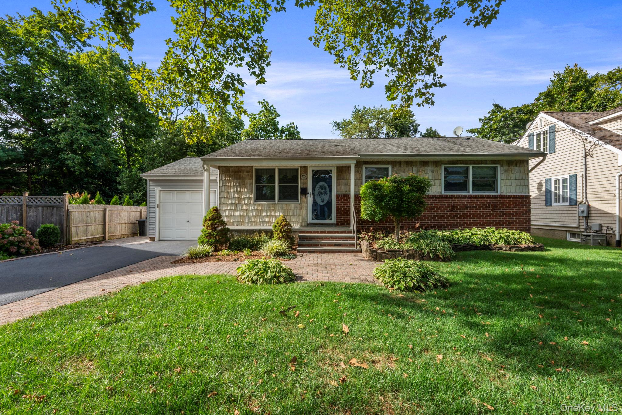 #1 photo, 15 Christine Lane, सफ़ोक काउंटी East Northport , NY 11731