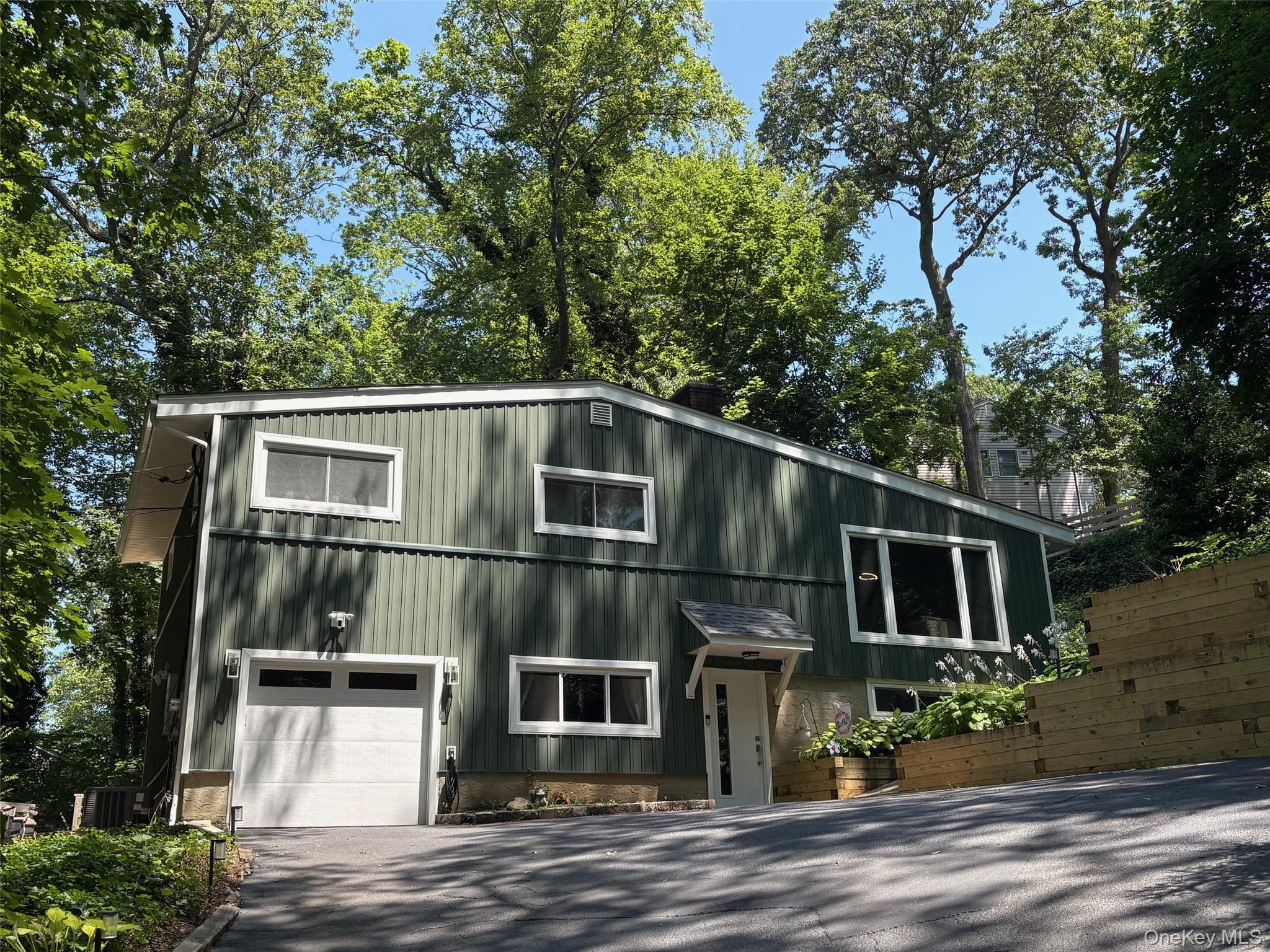 #1 photo, 409 Adams Street, サフォーク郡 Centerport , NY 11721