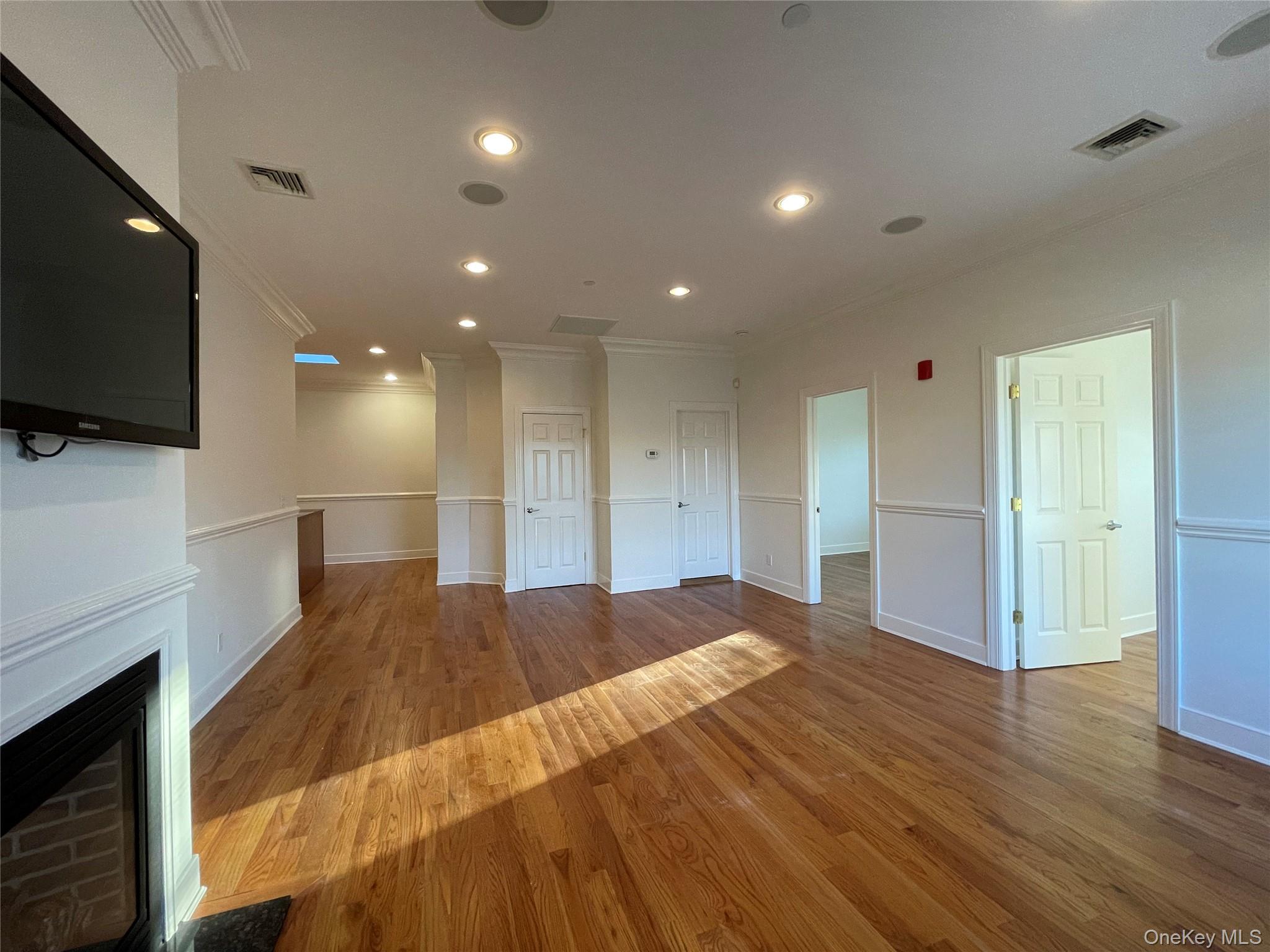 #1 photo, 17 Green Street, サフォーク郡 Huntington , NY 11743