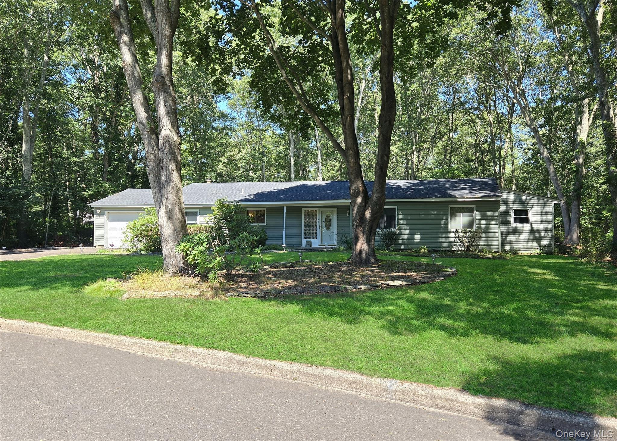 #1 photo, 3 Ross Court, サフォーク郡 Manorville , NY 11949