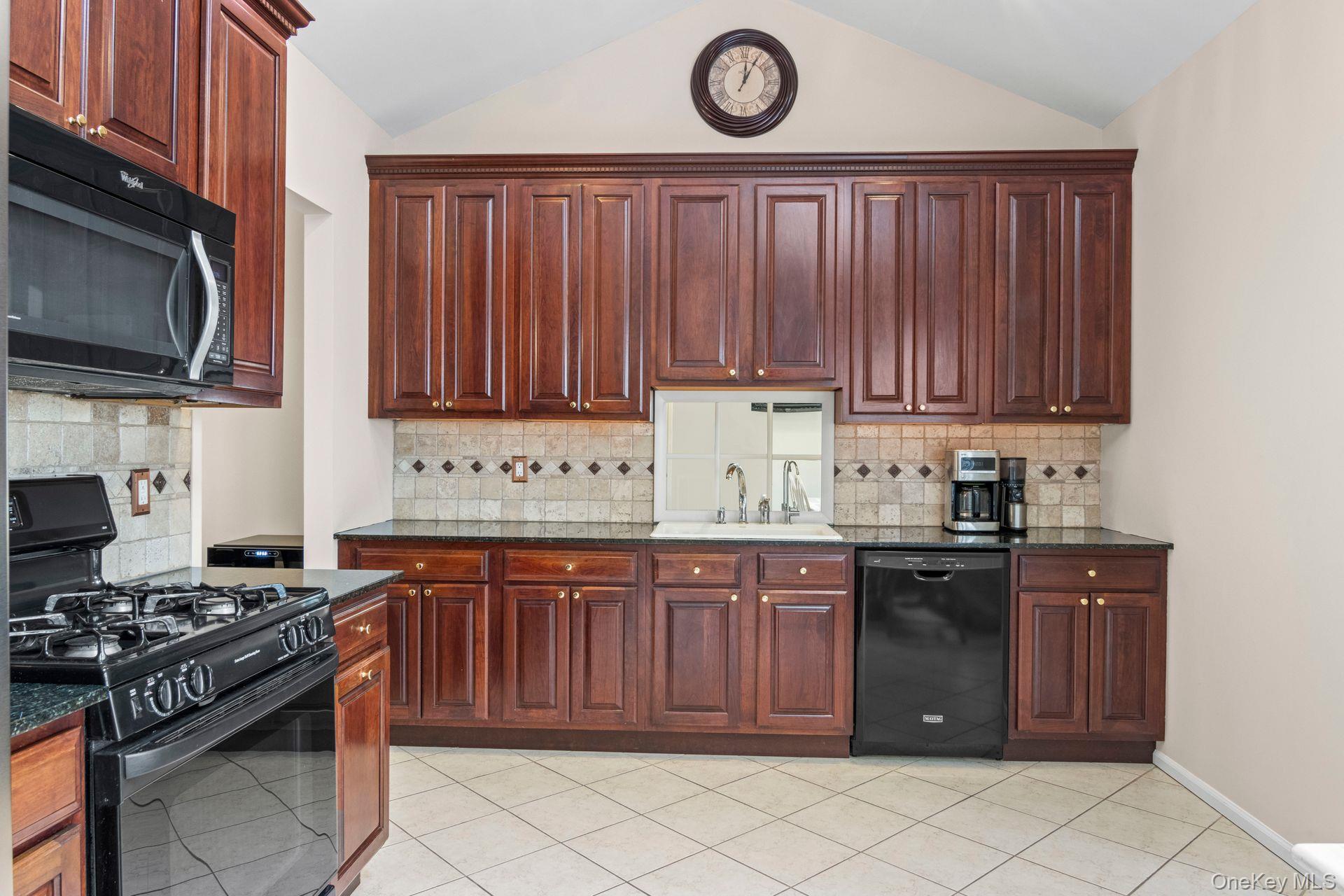 #19 photo, 37 Constantine Way, サフォーク郡 Mount Sinai , NY 11766